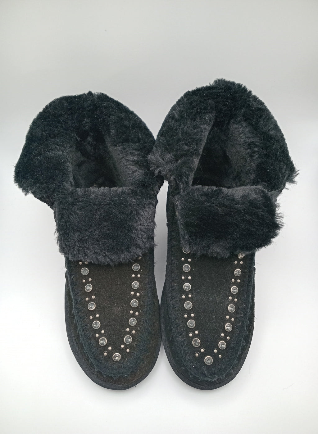 BOTA PANTUFAS NOA HARMON PRETO COURO TAXAS PELOS