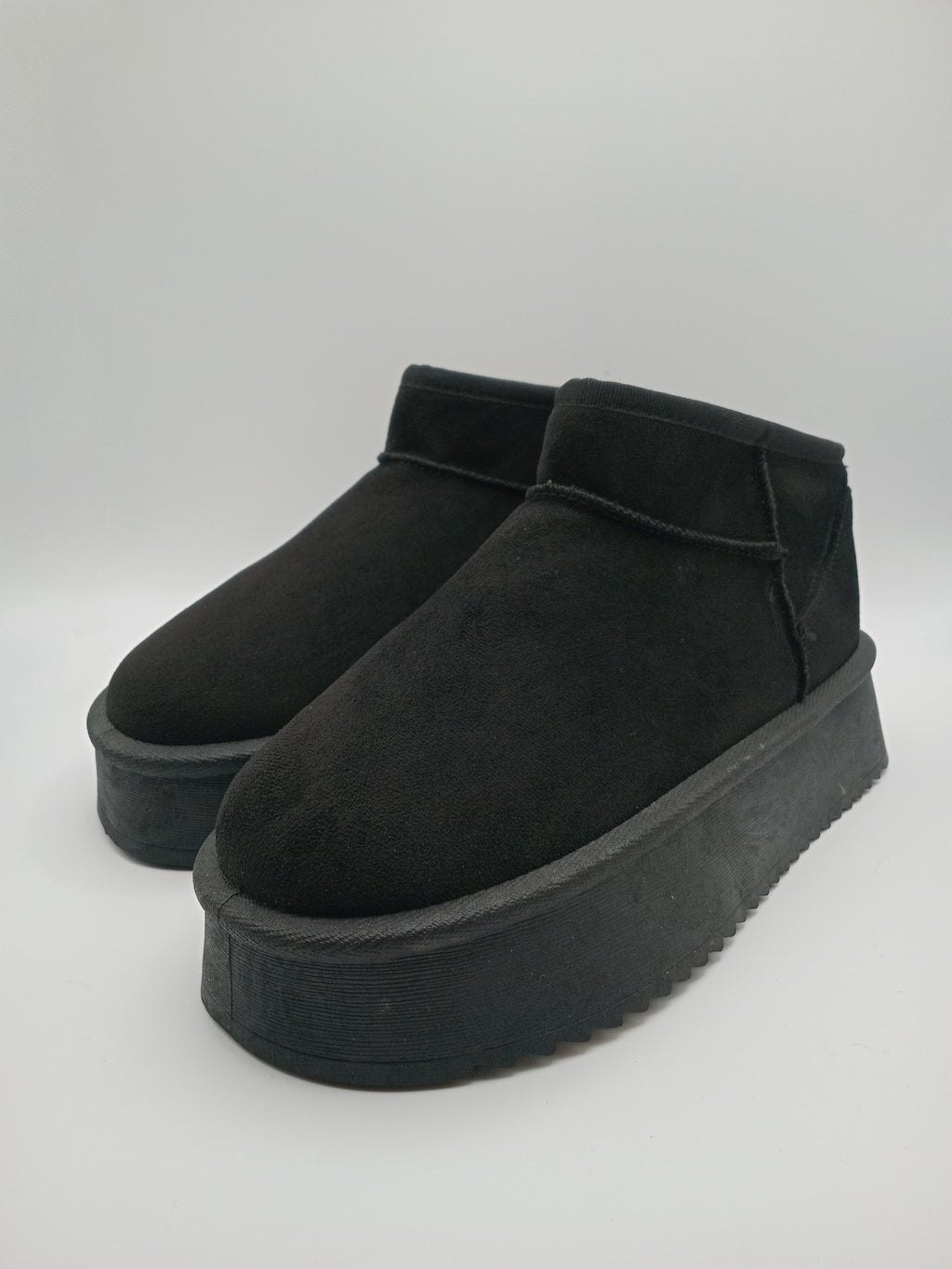 BOTA PANTUFAS MACADI PRETO VELUDO PELOS PLATAFORMA
