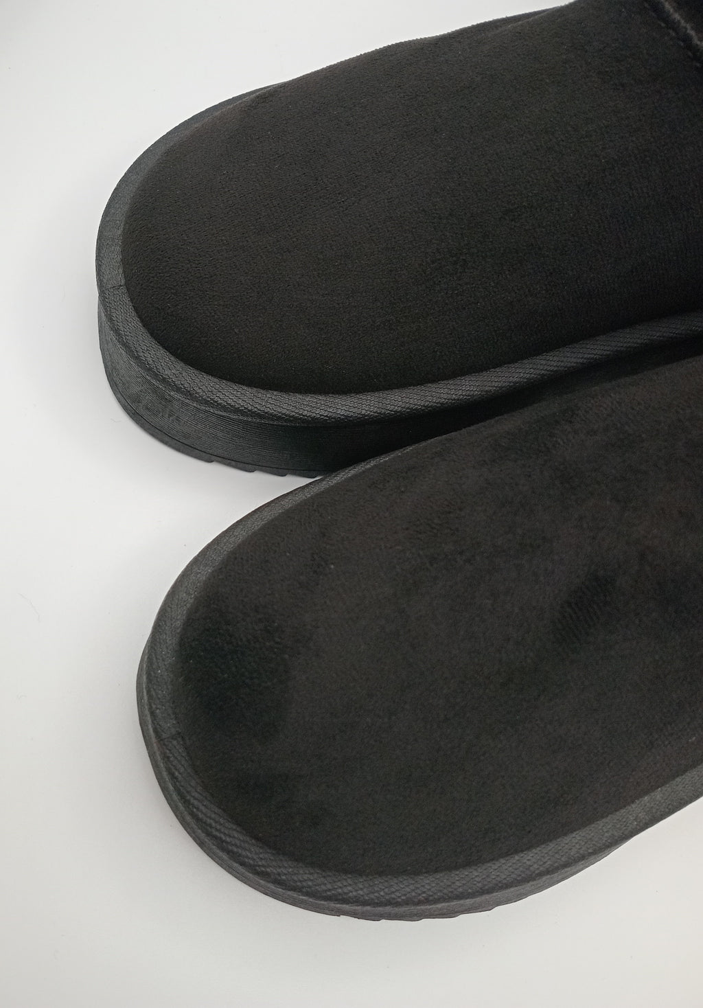BOTA PANTUFAS MACADI PRETO VELUDO PELOS PLATAFORMA