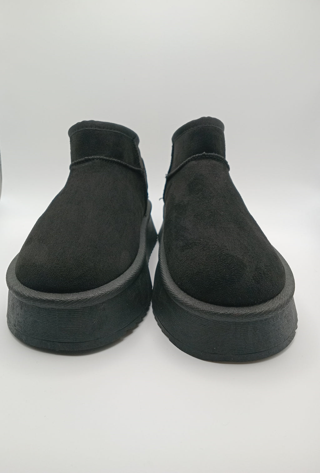 BOTA PANTUFAS MACADI PRETO VELUDO PELOS PLATAFORMA