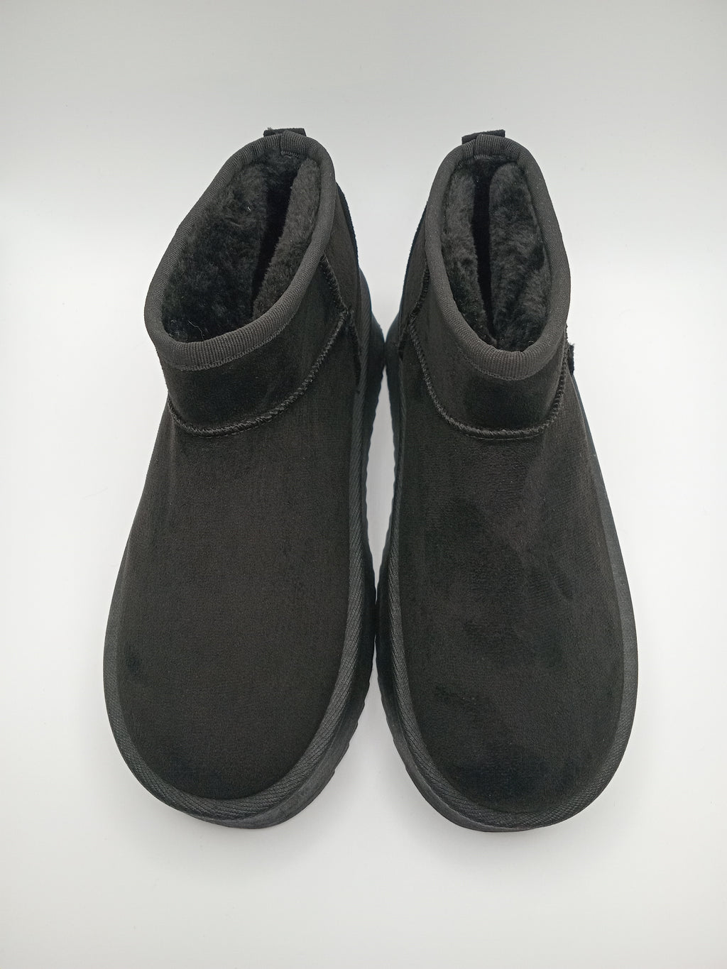 BOTA PANTUFAS MACADI PRETO VELUDO PELOS PLATAFORMA