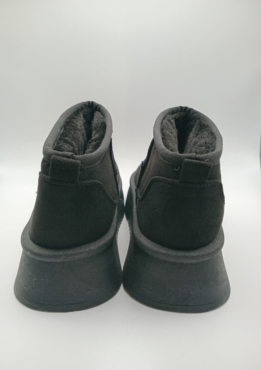 BOTA PANTUFAS MACADI PRETO VELUDO PELOS PLATAFORMA