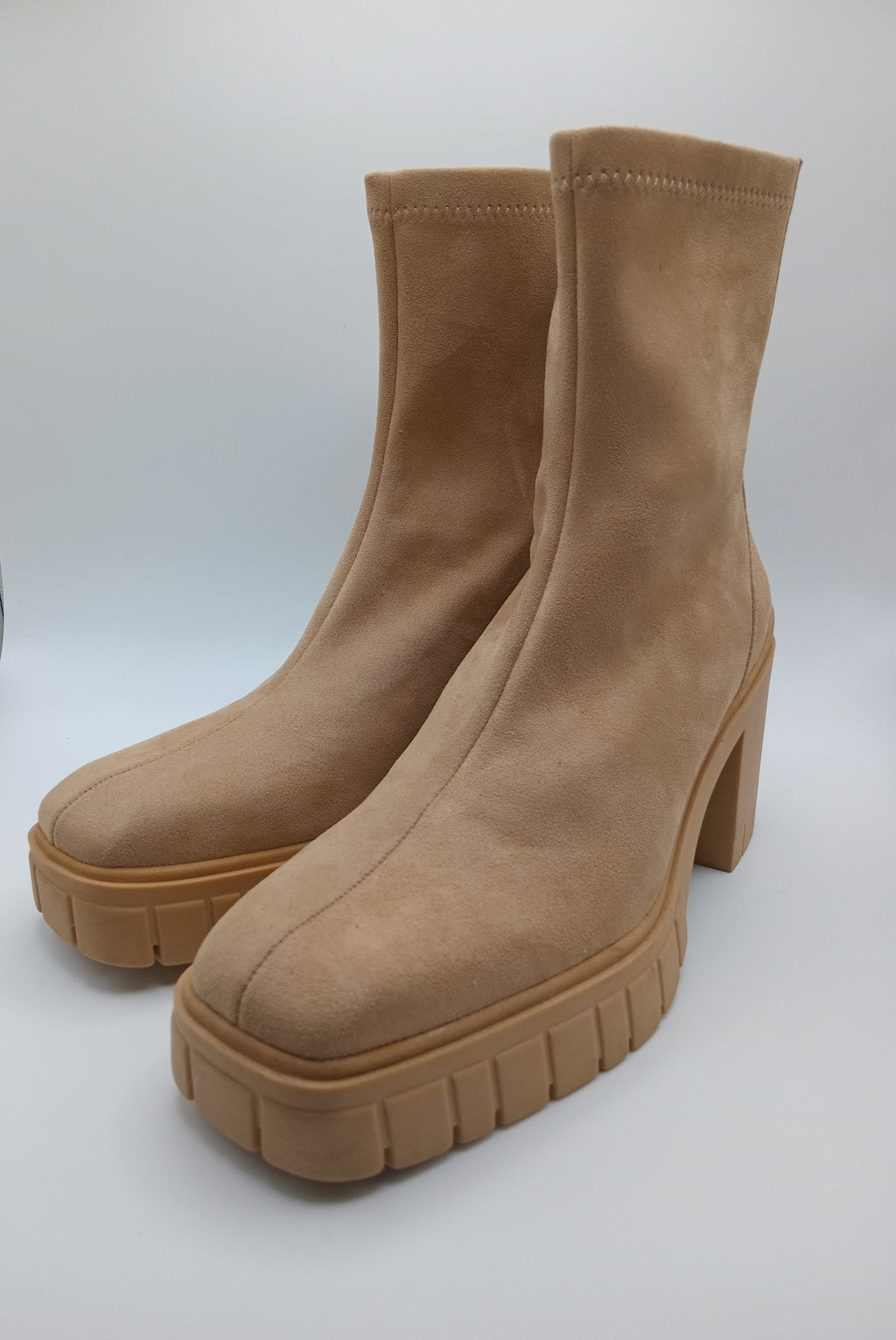 BOTA QUADRADA CORINA CASTANHO VELUDO TECIDO TRATORADO ZIPER