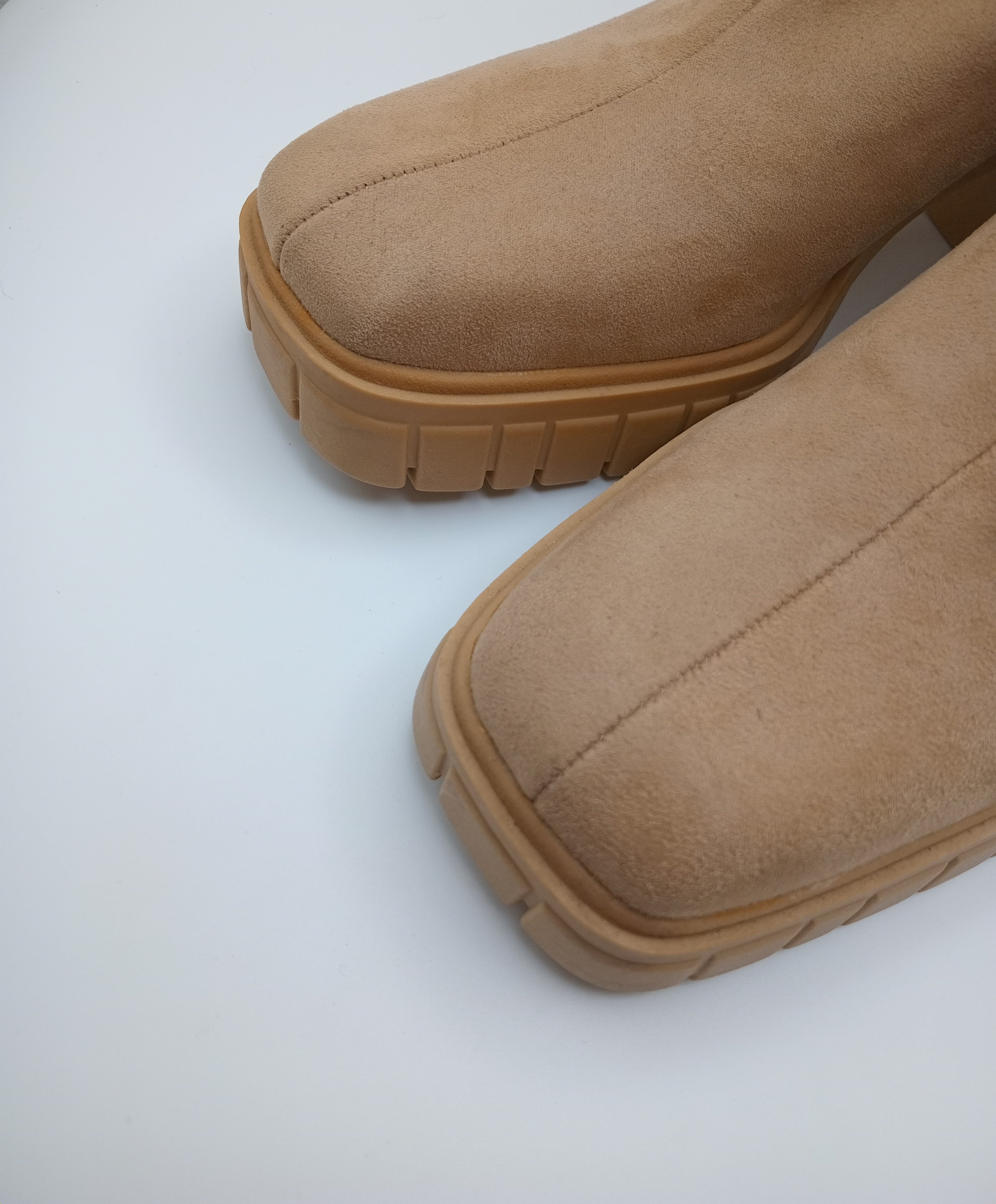 BOTA QUADRADA CORINA CASTANHO VELUDO TECIDO TRATORADO ZIPER