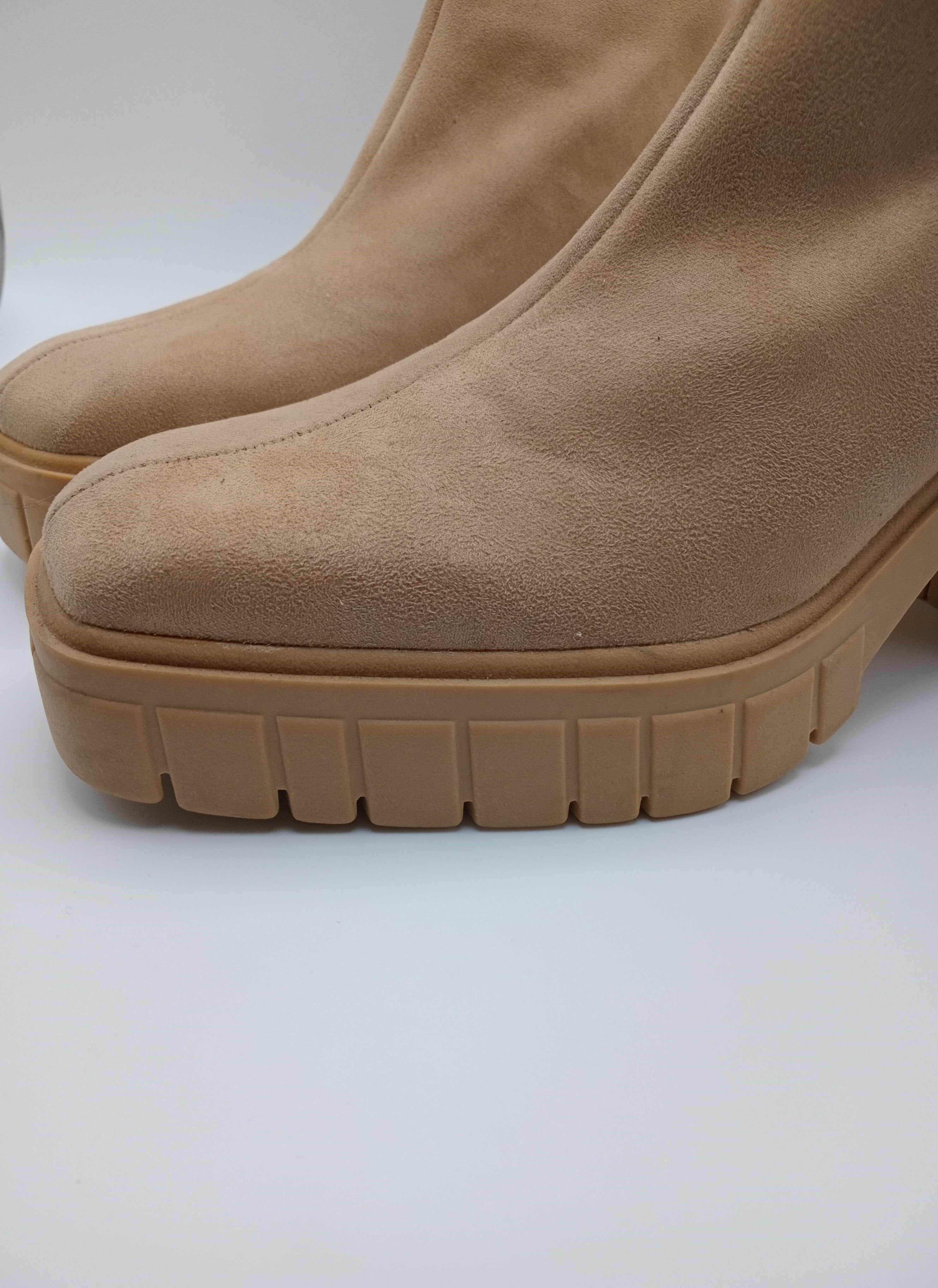 BOTA QUADRADA CORINA CASTANHO VELUDO TECIDO TRATORADO ZIPER