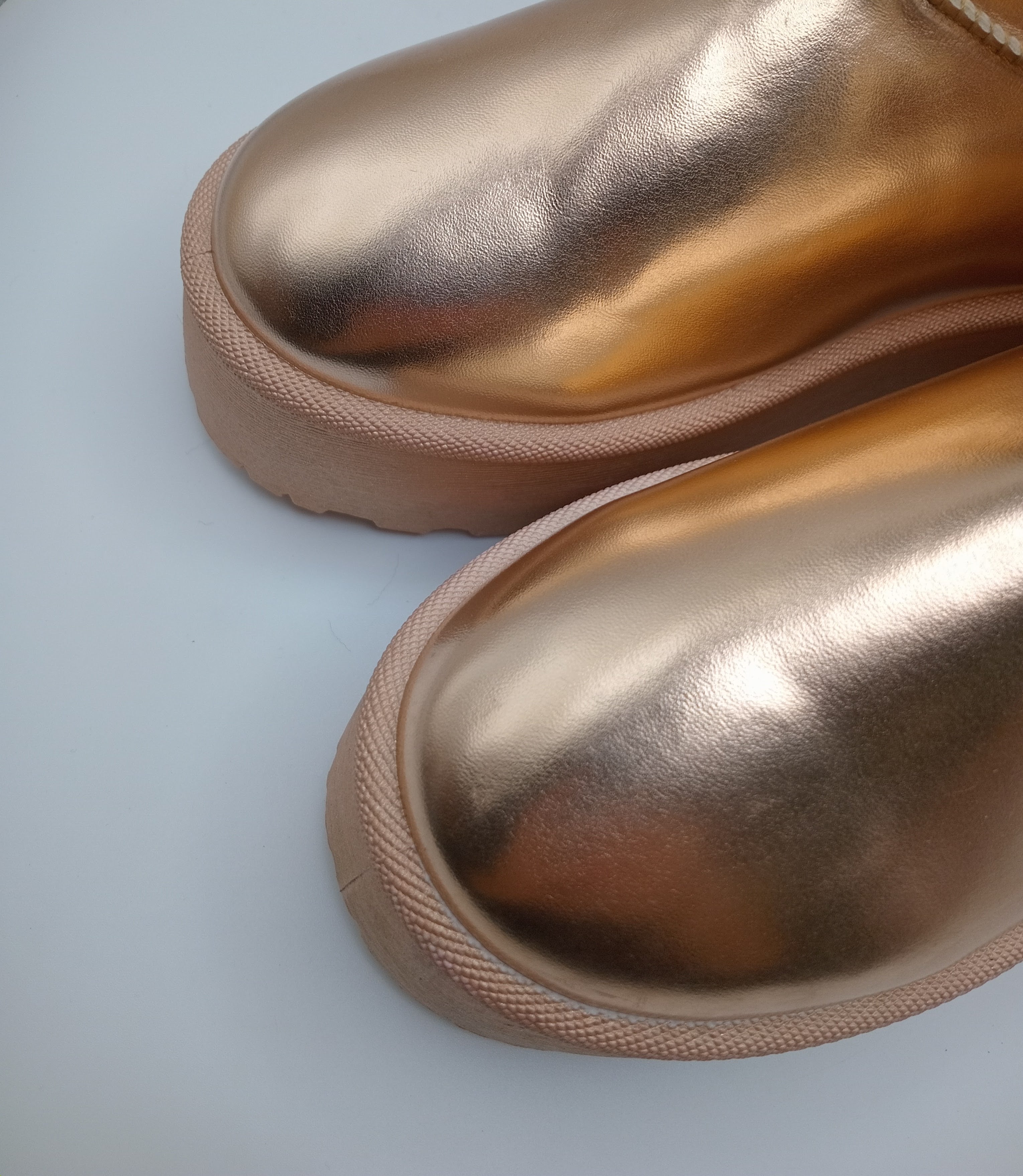 BOTA PANTUFAS MACADI NUDE ECO PELE PELOS PLATAFORMA