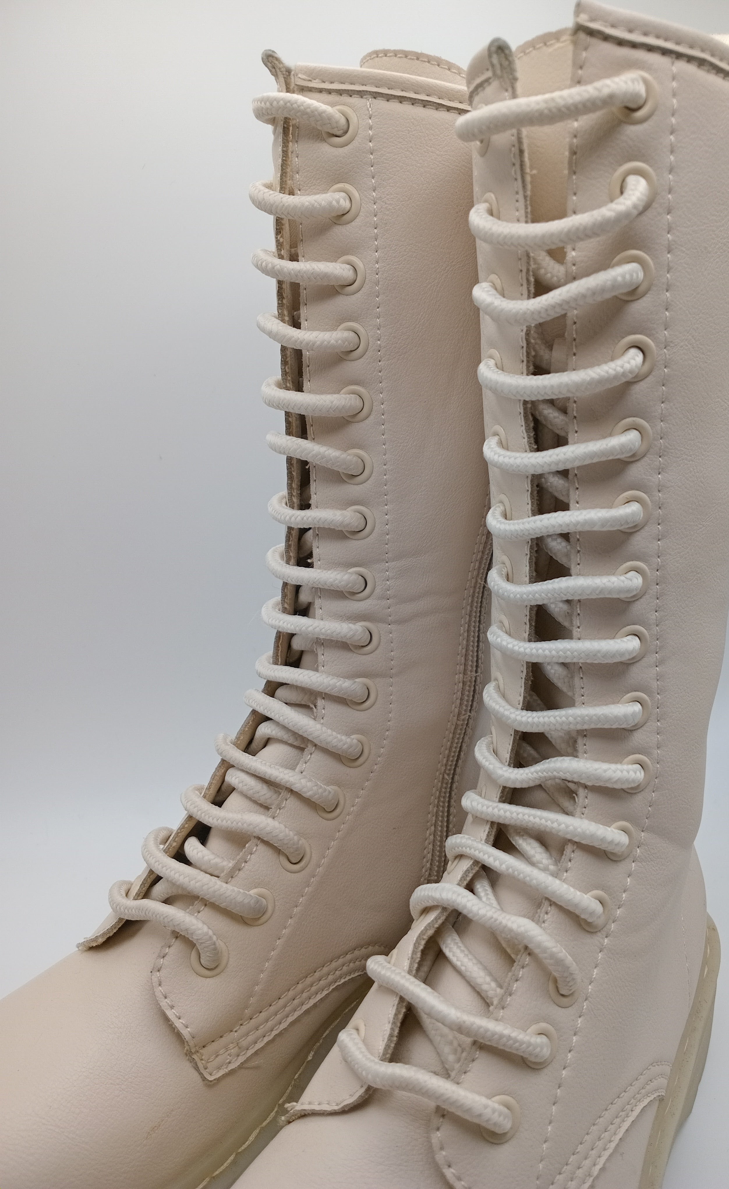 BOTA COTURNO CORINA CREME ECO PELE LISO CANO LONGO ZIPER