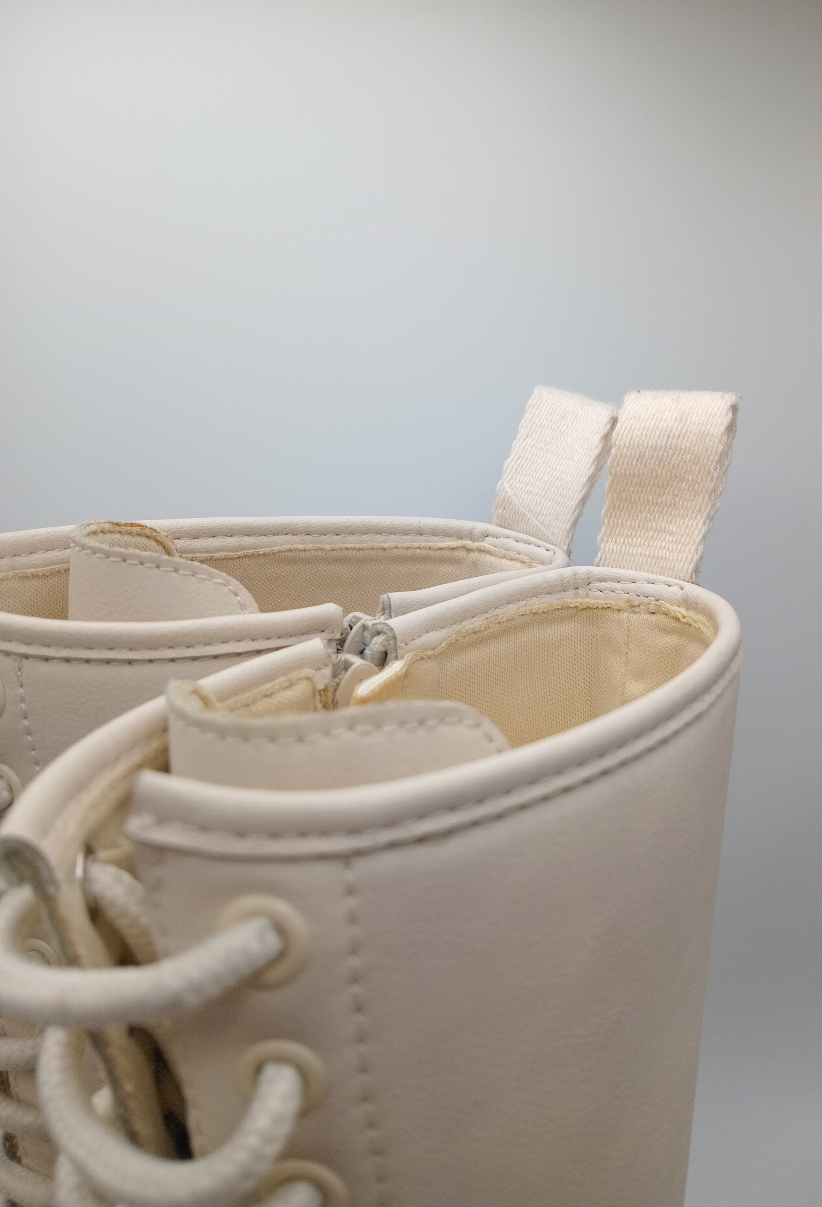 BOTA COTURNO CORINA CREME ECO PELE LISO CANO LONGO ZIPER