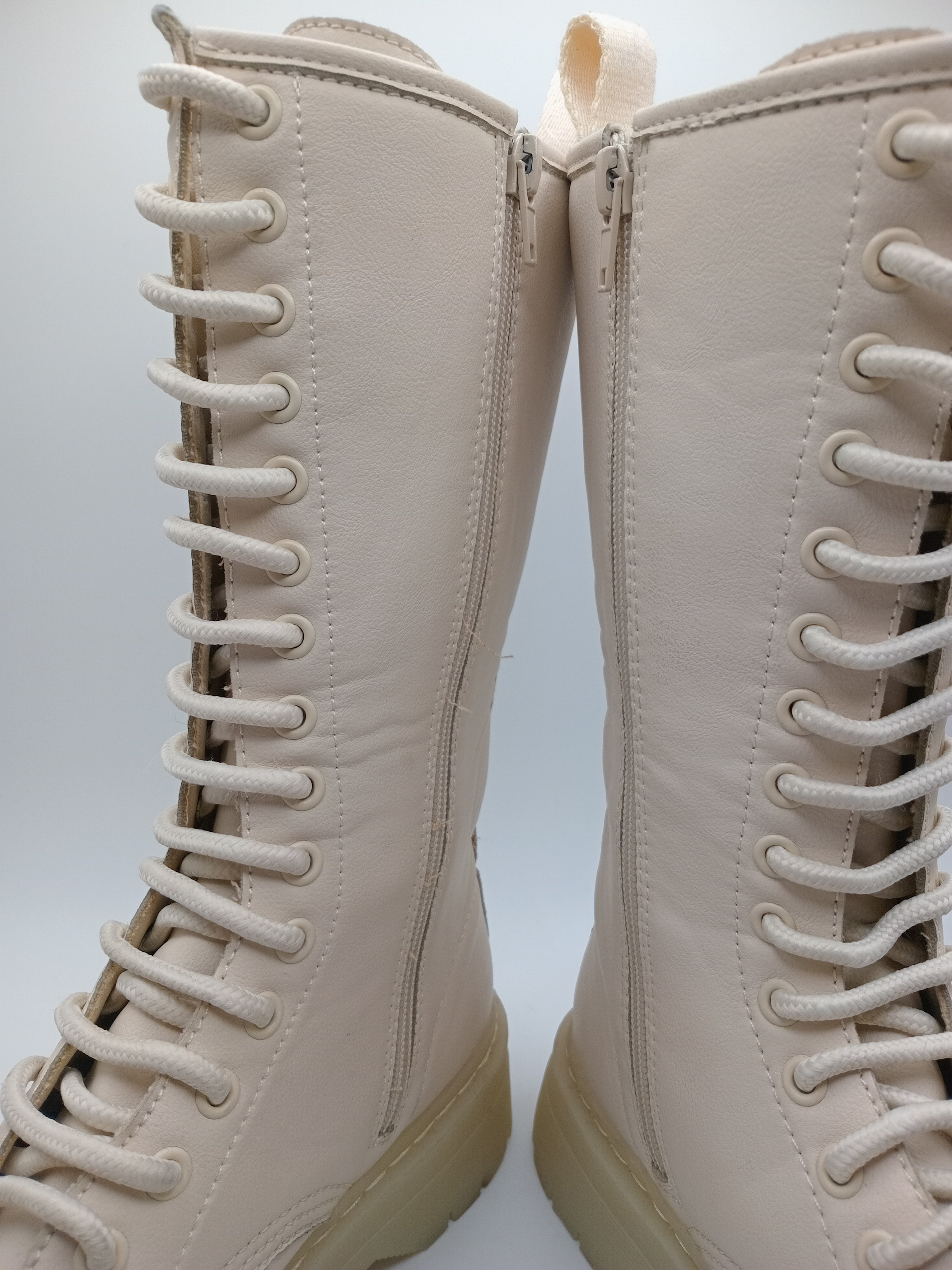 BOTA COTURNO CORINA CREME ECO PELE LISO CANO LONGO ZIPER