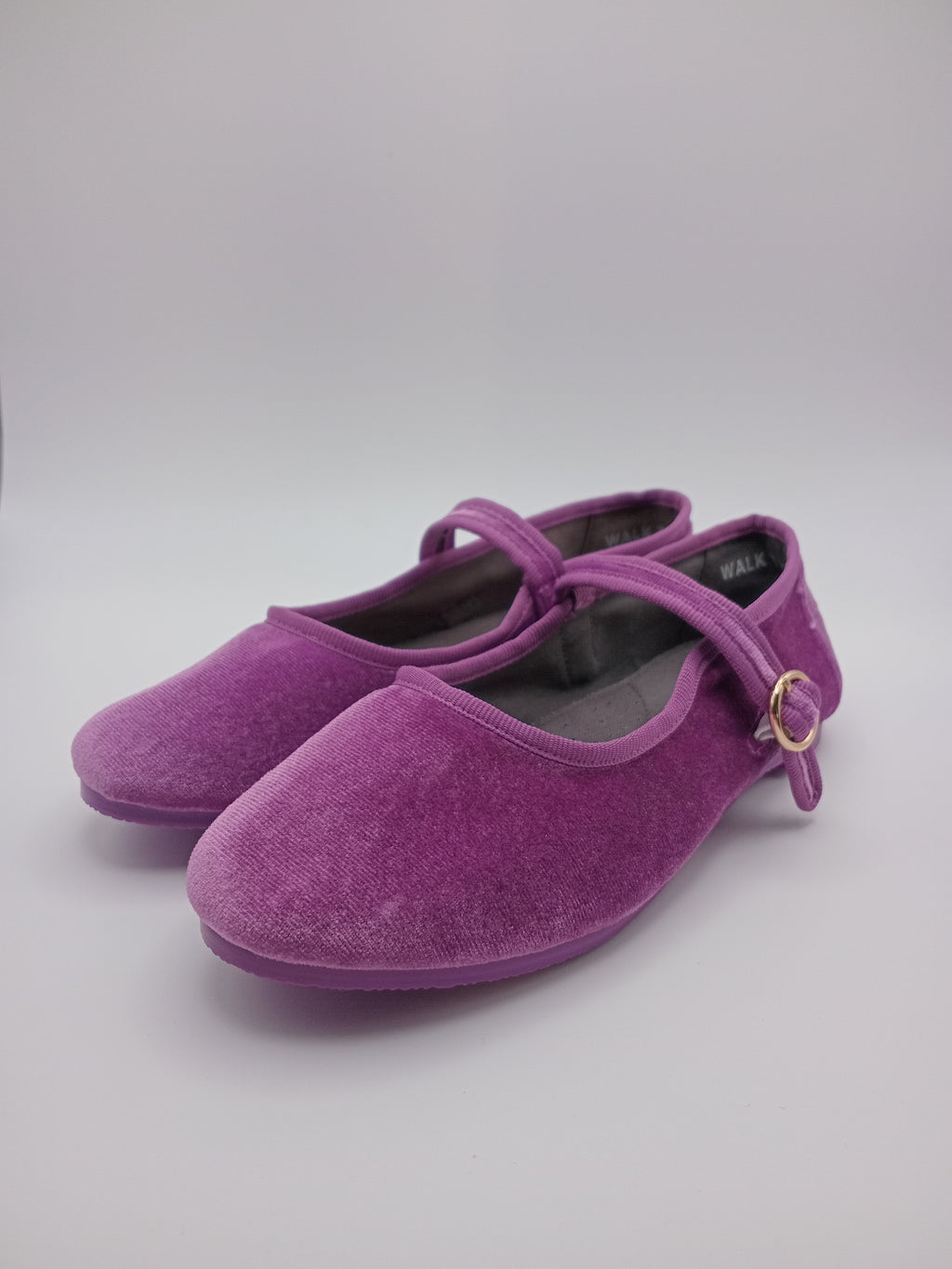Sapatos Mary Jane Femininos Paez em Veludo Roxo; Sabrinas com Tira e Fivela Dourada Ajustável; Calçado Confortável e Elegante para Cerimónia ou Uso Diário; Sapatilhas Rasas Modernas em Tecido Macio