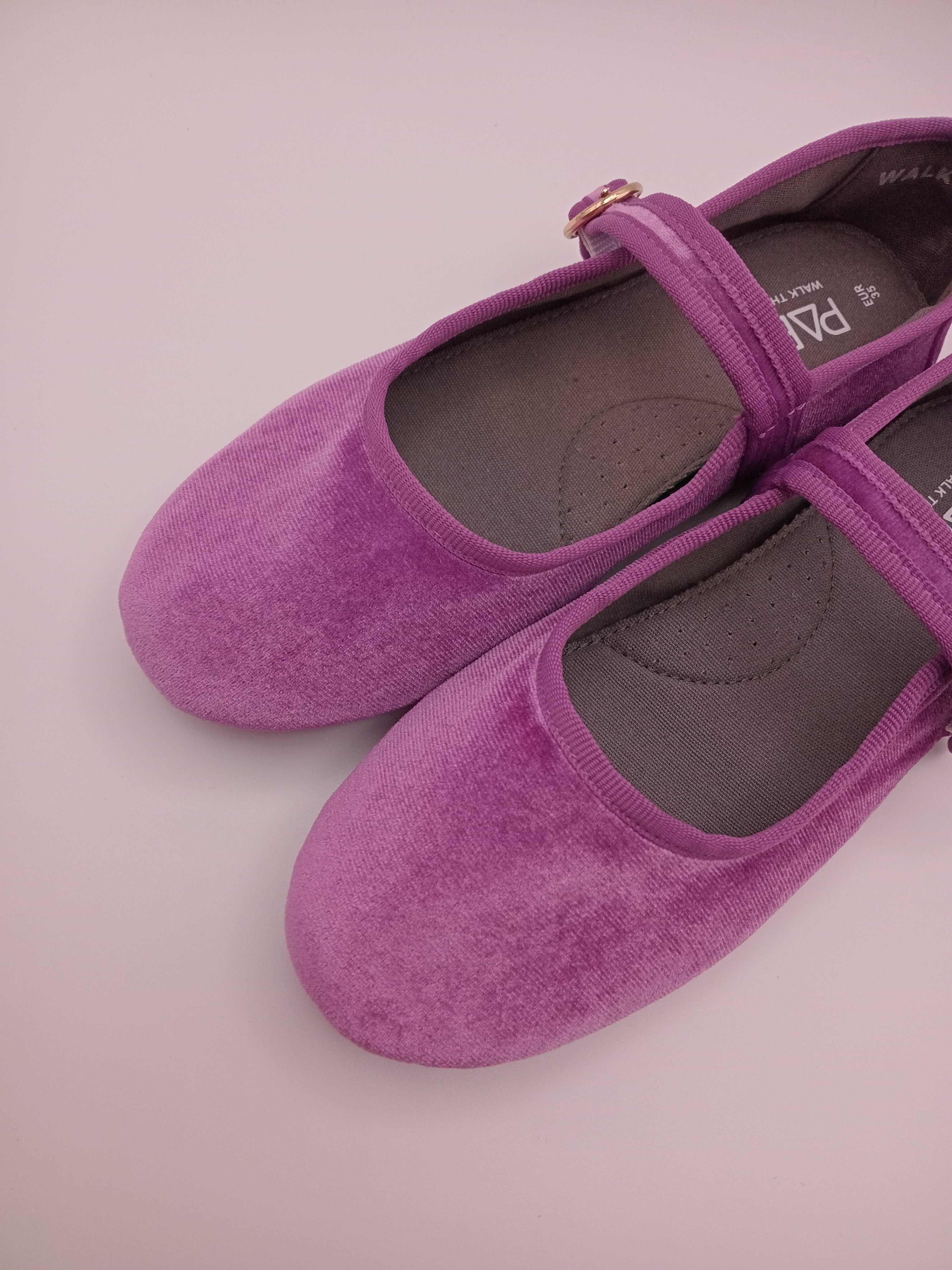 Sapatos Mary Jane Femininos Paez em Veludo Roxo; Sabrinas com Tira e Fivela Dourada Ajustável; Calçado Confortável e Elegante para Cerimónia ou Uso Diário; Sapatilhas Rasas Modernas em Tecido Macio