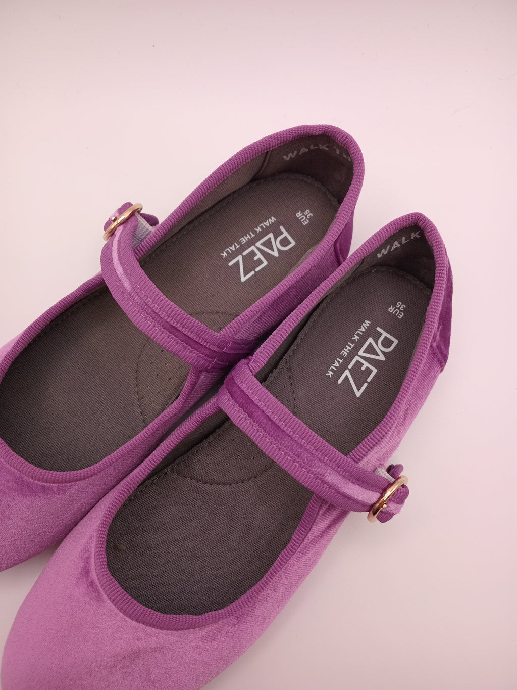Sapatos Mary Jane Femininos Paez em Veludo Roxo; Sabrinas com Tira e Fivela Dourada Ajustável; Calçado Confortável e Elegante para Cerimónia ou Uso Diário; Sapatilhas Rasas Modernas em Tecido Macio