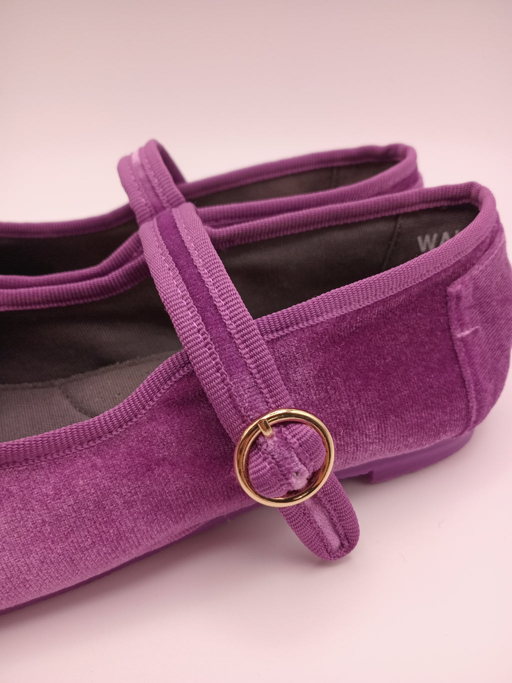 Sapatos Mary Jane Femininos Paez em Veludo Roxo; Sabrinas com Tira e Fivela Dourada Ajustável; Calçado Confortável e Elegante para Cerimónia ou Uso Diário; Sapatilhas Rasas Modernas em Tecido Macio