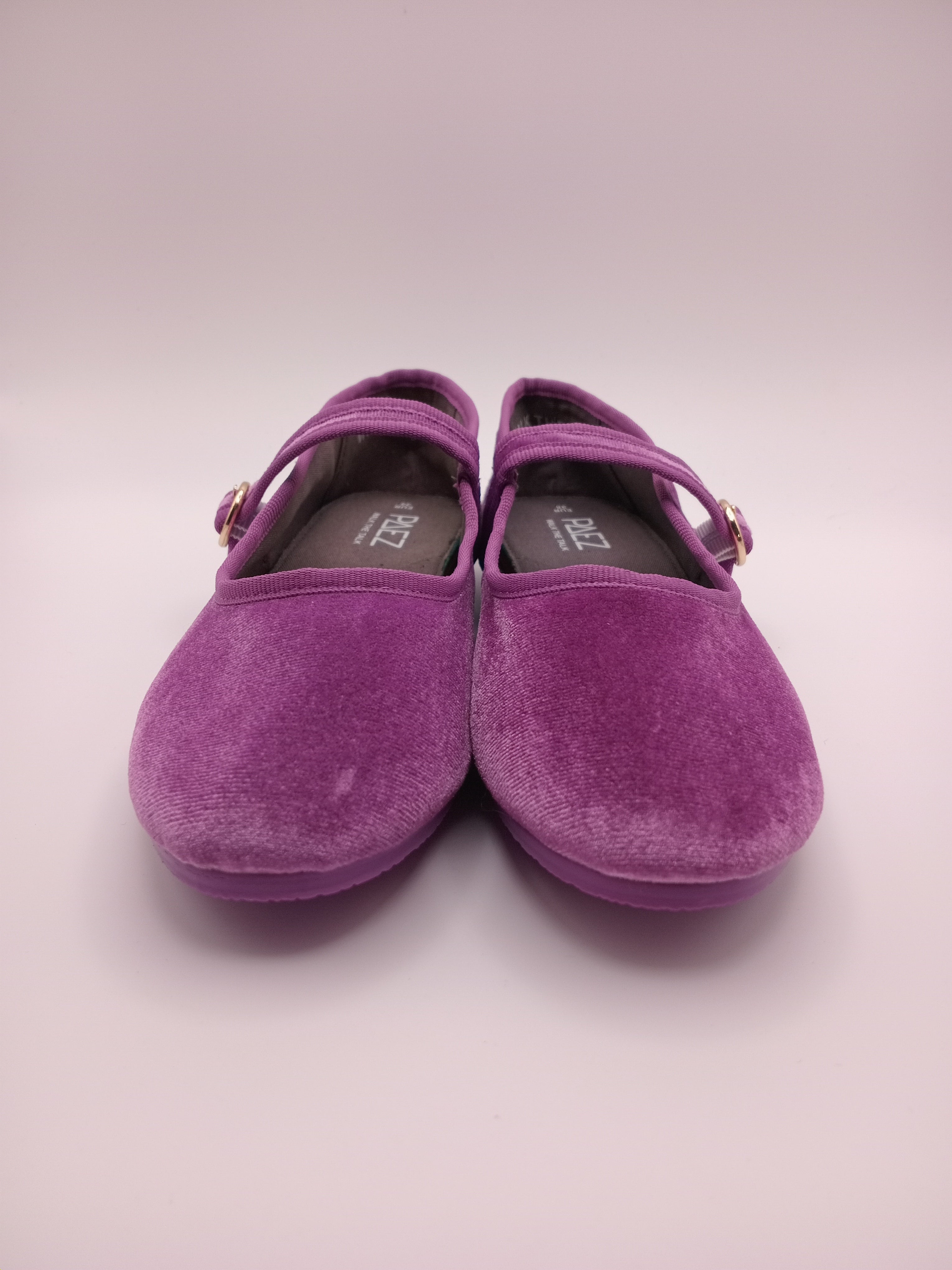 Sapatos Mary Jane Femininos Paez em Veludo Roxo; Sabrinas com Tira e Fivela Dourada Ajustável; Calçado Confortável e Elegante para Cerimónia ou Uso Diário; Sapatilhas Rasas Modernas em Tecido Macio