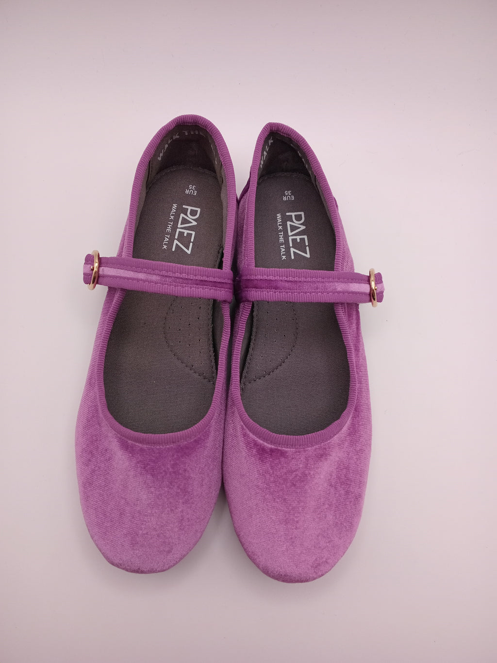 Sapatos Mary Jane Femininos Paez em Veludo Roxo; Sabrinas com Tira e Fivela Dourada Ajustável; Calçado Confortável e Elegante para Cerimónia ou Uso Diário; Sapatilhas Rasas Modernas em Tecido Macio