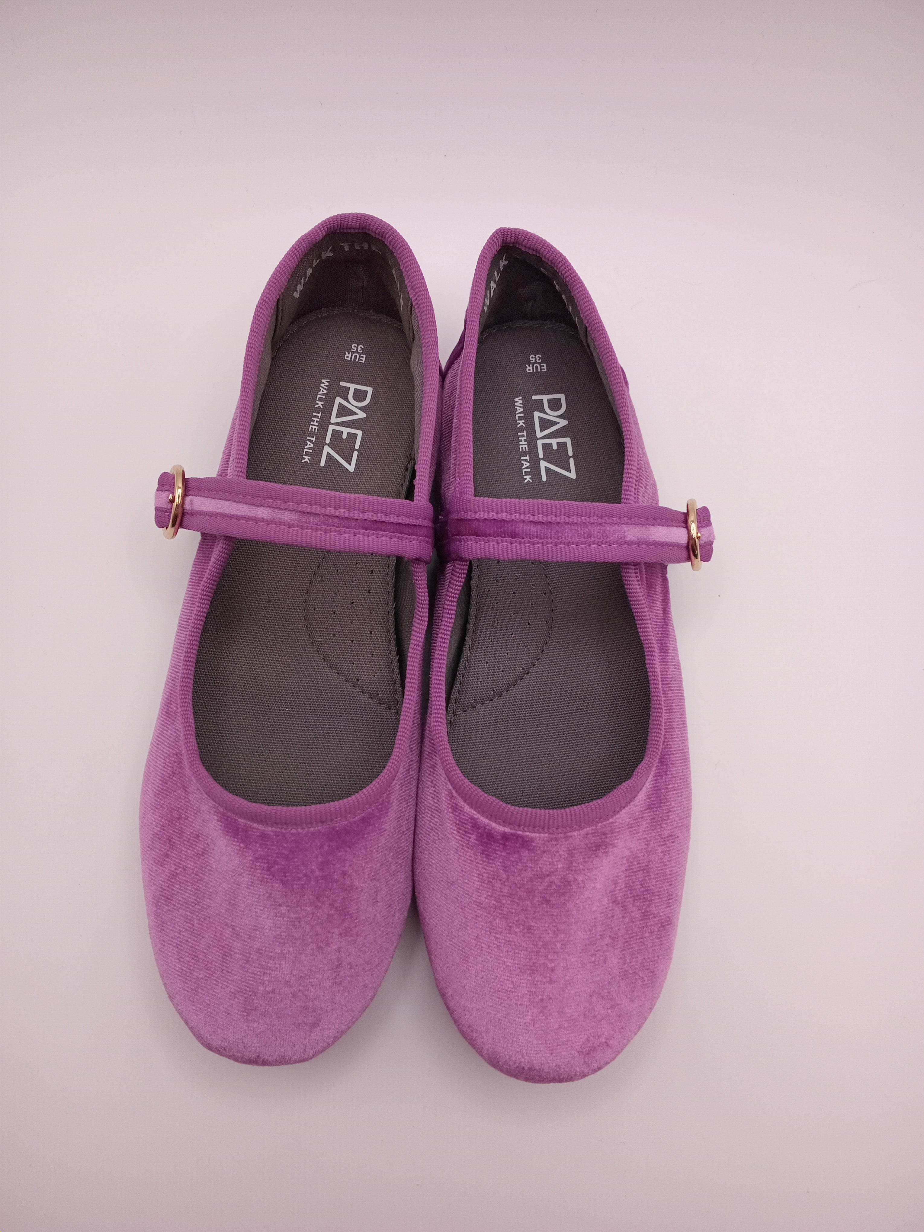Sapatos Mary Jane Femininos Paez em Veludo Roxo; Sabrinas com Tira e Fivela Dourada Ajustável; Calçado Confortável e Elegante para Cerimónia ou Uso Diário; Sapatilhas Rasas Modernas em Tecido Macio