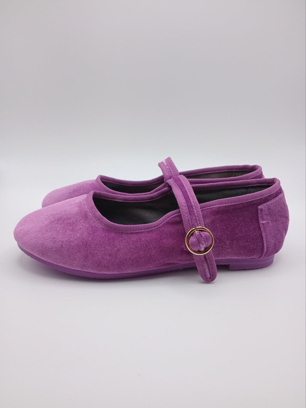 Sapatos Mary Jane Femininos Paez em Veludo Roxo; Sabrinas com Tira e Fivela Dourada Ajustável; Calçado Confortável e Elegante para Cerimónia ou Uso Diário; Sapatilhas Rasas Modernas em Tecido Macio