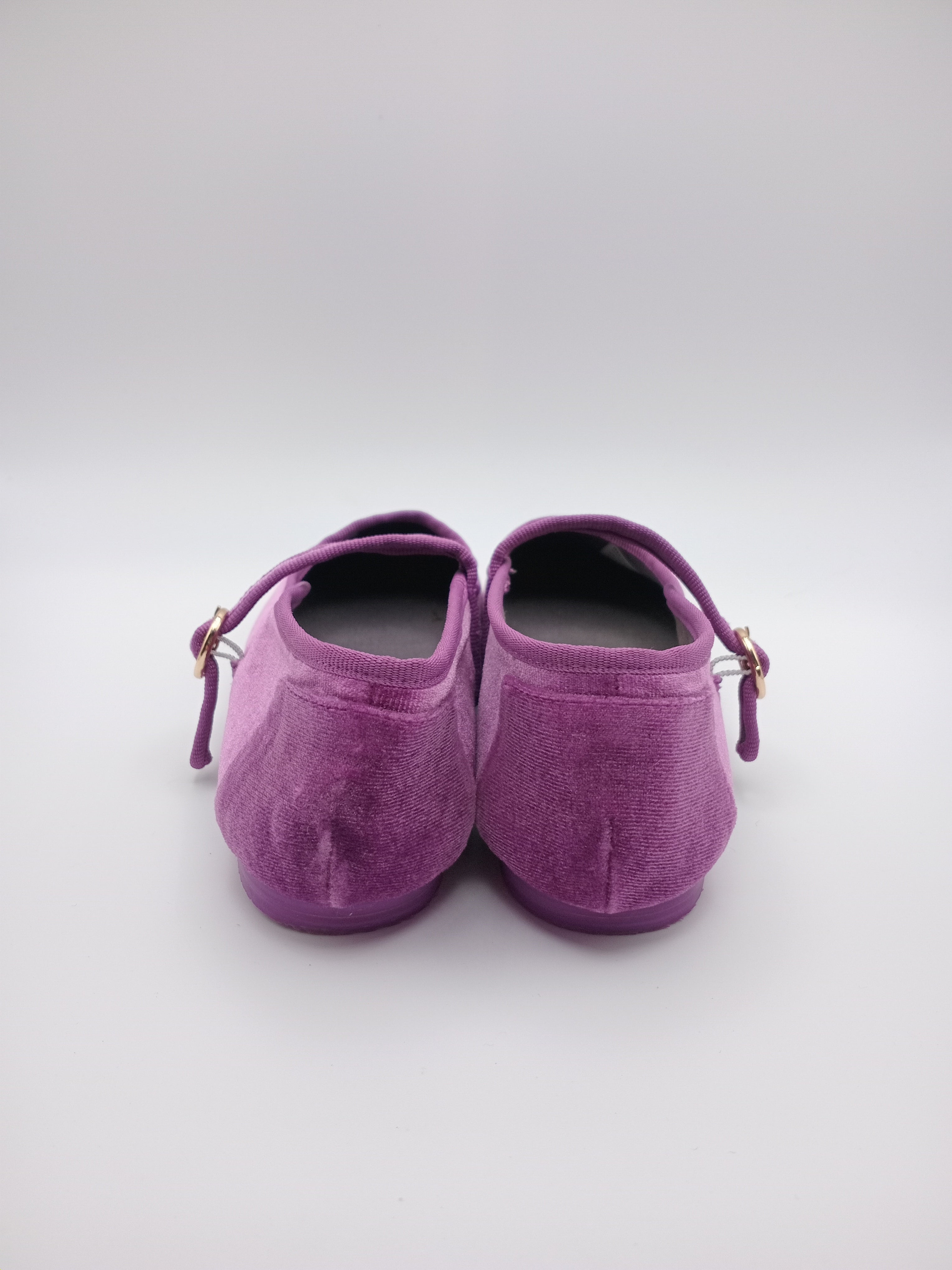 Sapatos Mary Jane Femininos Paez em Veludo Roxo; Sabrinas com Tira e Fivela Dourada Ajustável; Calçado Confortável e Elegante para Cerimónia ou Uso Diário; Sapatilhas Rasas Modernas em Tecido Macio