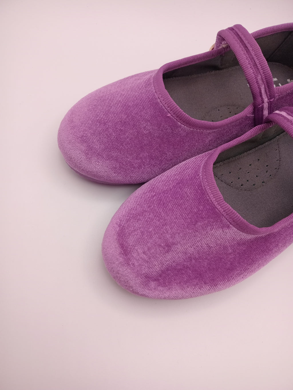 Sapatos Mary Jane Infantil Paez em Veludo Roxo; Sabrinas de Menina com Fecho de Velcro; Calçado Confortável e Elegante para Cerimónia ou Dia a Dia; Sapatilhas Clássicas Macias para Criança