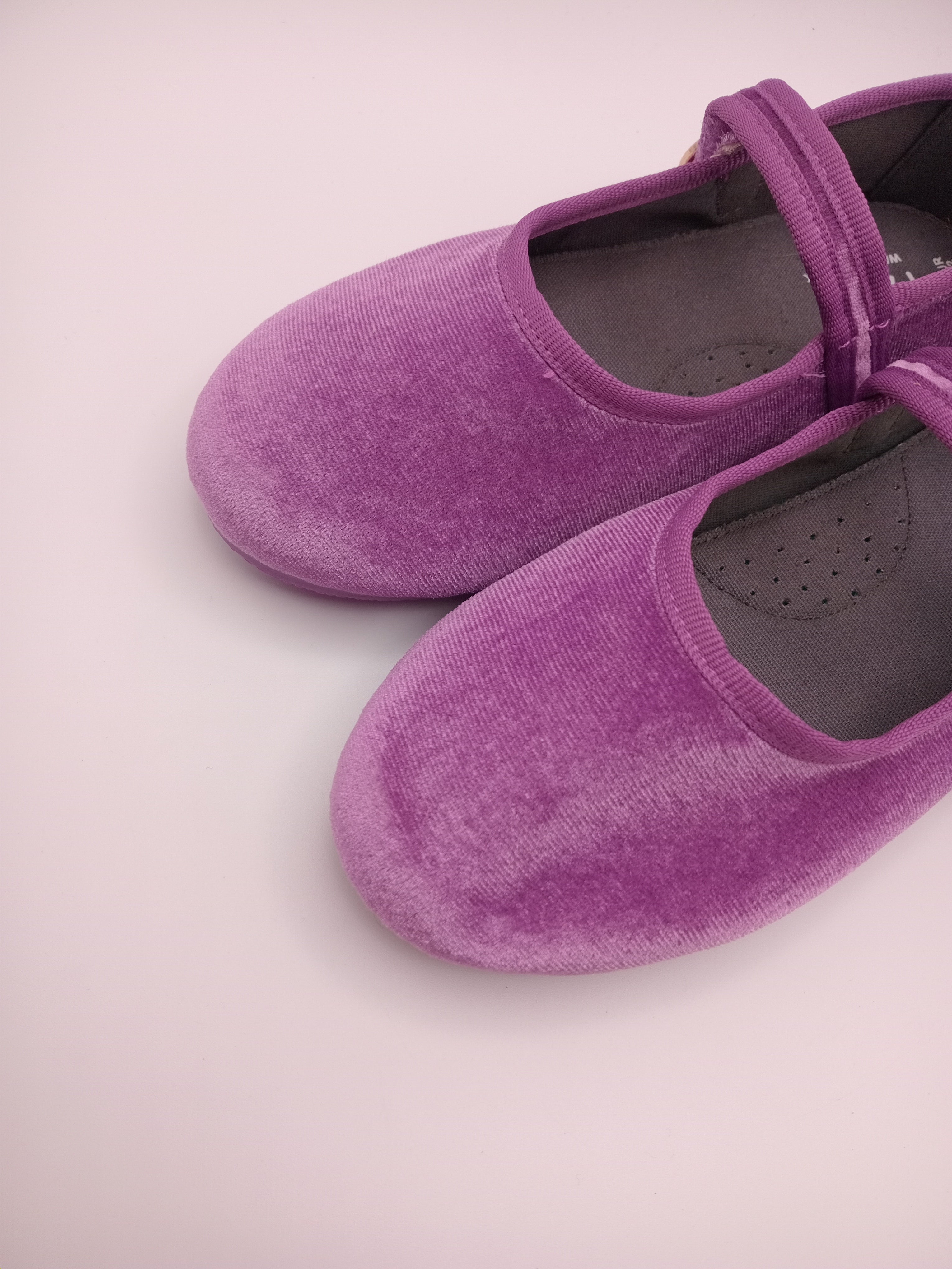 Sapatos Mary Jane Infantil Paez em Veludo Roxo; Sabrinas de Menina com Fecho de Velcro; Calçado Confortável e Elegante para Cerimónia ou Dia a Dia; Sapatilhas Clássicas Macias para Criança