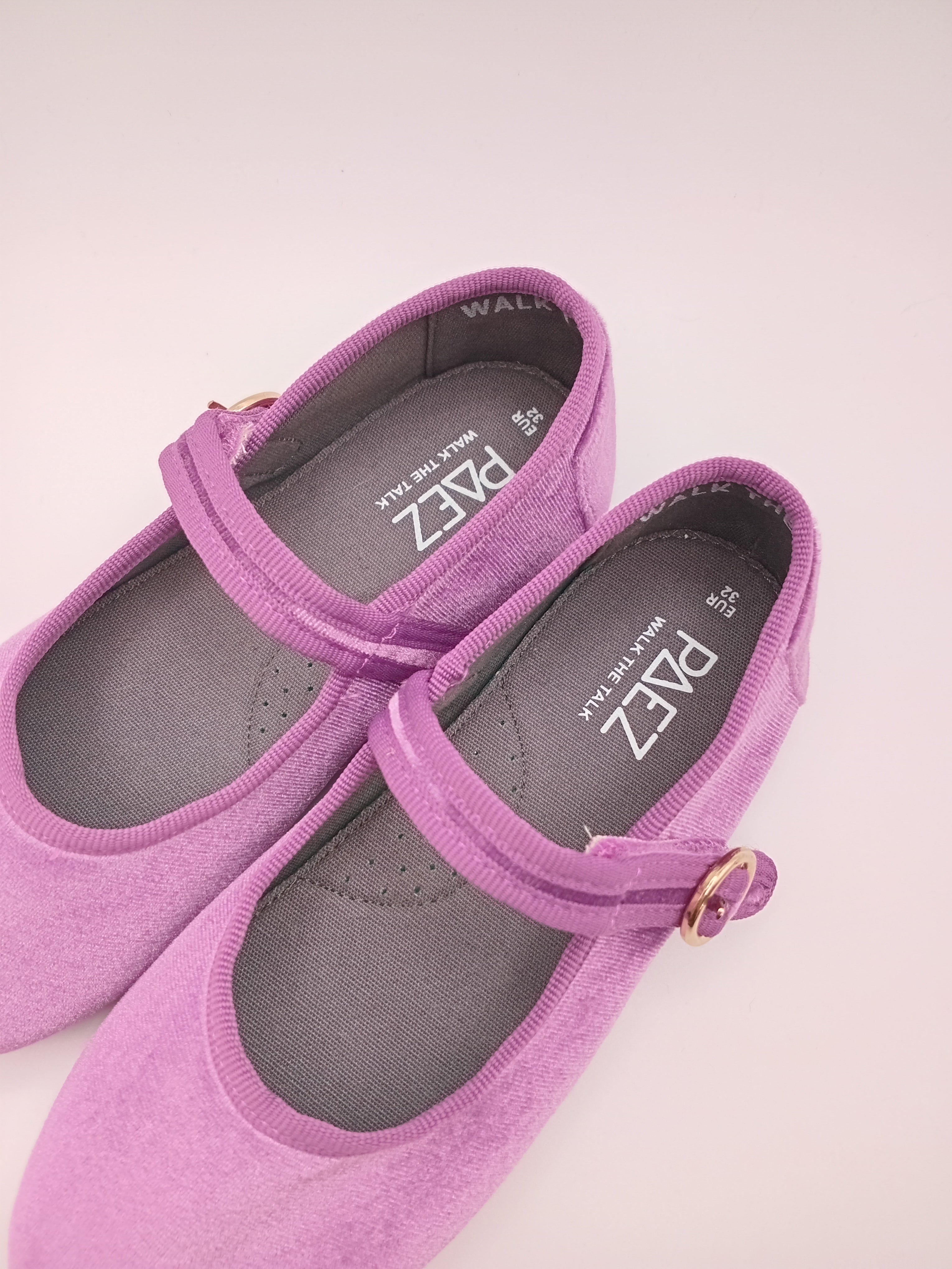 Sapatos Mary Jane Infantil Paez em Veludo Roxo; Sabrinas de Menina com Fecho de Velcro; Calçado Confortável e Elegante para Cerimónia ou Dia a Dia; Sapatilhas Clássicas Macias para Criança