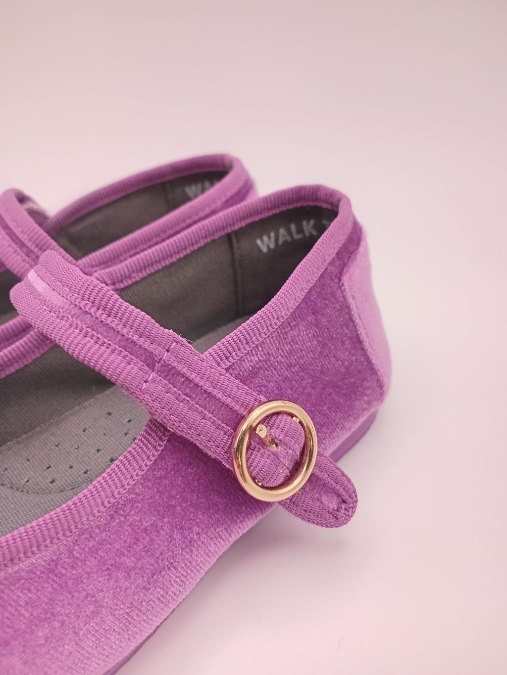 Sapatos Mary Jane Infantil Paez em Veludo Roxo; Sabrinas de Menina com Fecho de Velcro; Calçado Confortável e Elegante para Cerimónia ou Dia a Dia; Sapatilhas Clássicas Macias para Criança