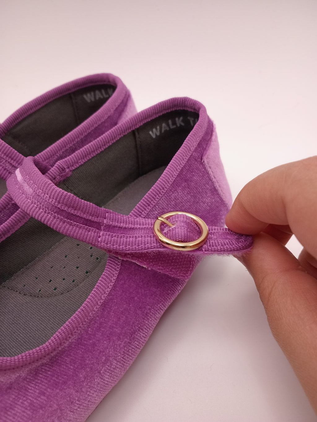 Sapatos Mary Jane Infantil Paez em Veludo Roxo; Sabrinas de Menina com Fecho de Velcro; Calçado Confortável e Elegante para Cerimónia ou Dia a Dia; Sapatilhas Clássicas Macias para Criança
