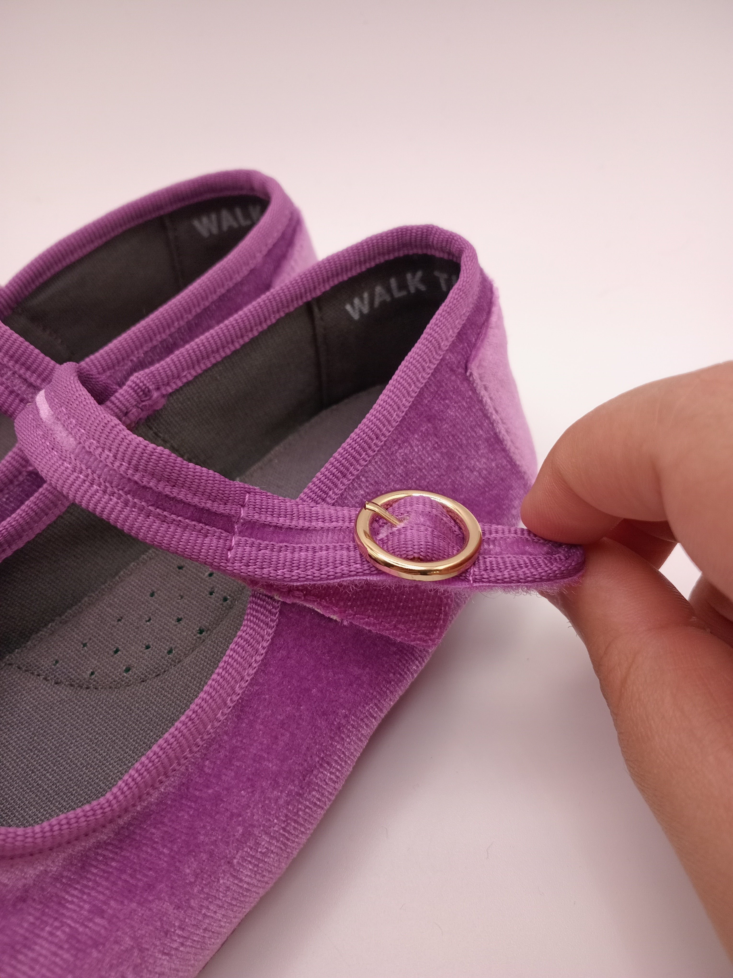Sapatos Mary Jane Infantil Paez em Veludo Roxo; Sabrinas de Menina com Fecho de Velcro; Calçado Confortável e Elegante para Cerimónia ou Dia a Dia; Sapatilhas Clássicas Macias para Criança