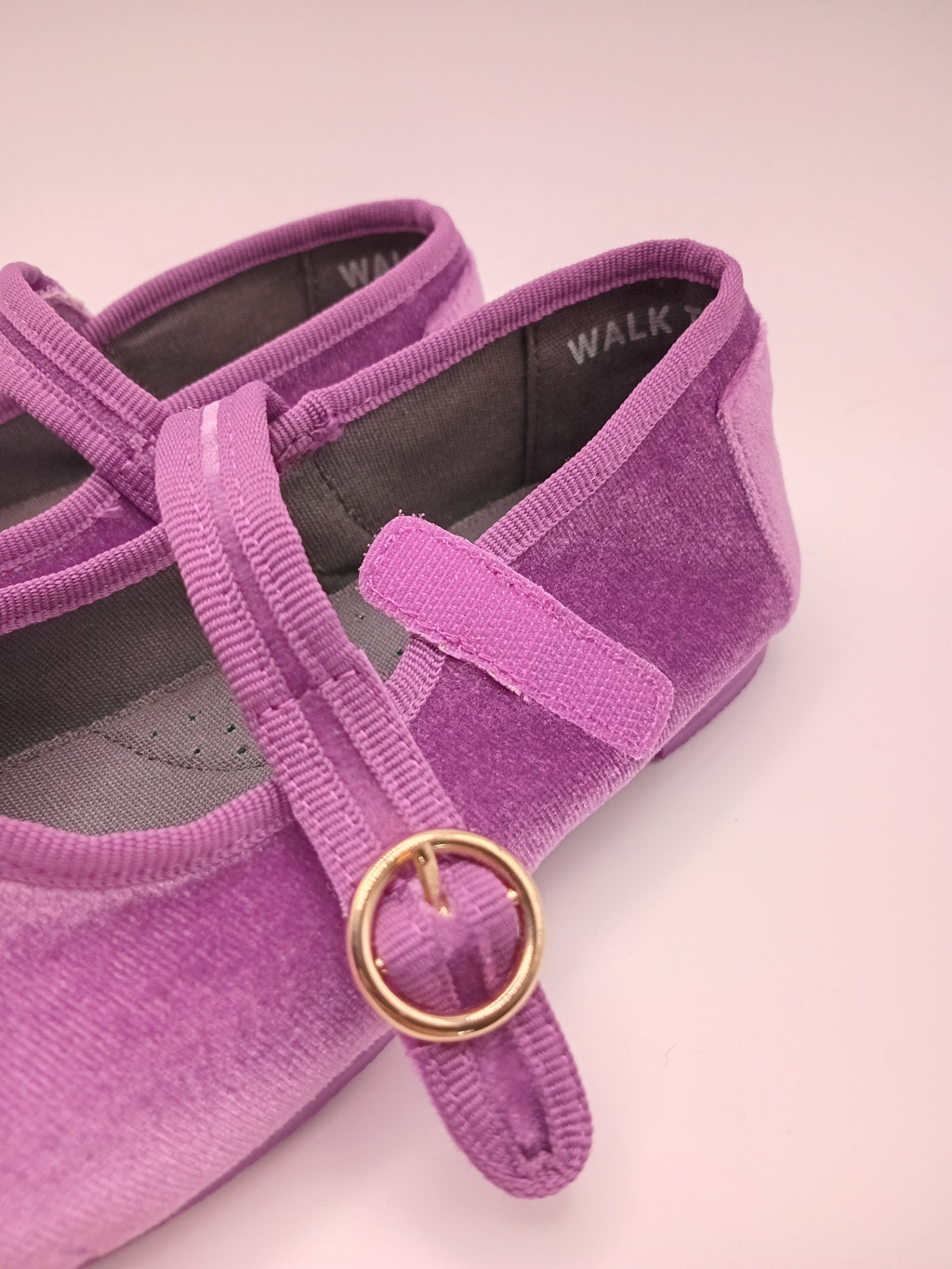 Sapatos Mary Jane Infantil Paez em Veludo Roxo; Sabrinas de Menina com Fecho de Velcro; Calçado Confortável e Elegante para Cerimónia ou Dia a Dia; Sapatilhas Clássicas Macias para Criança