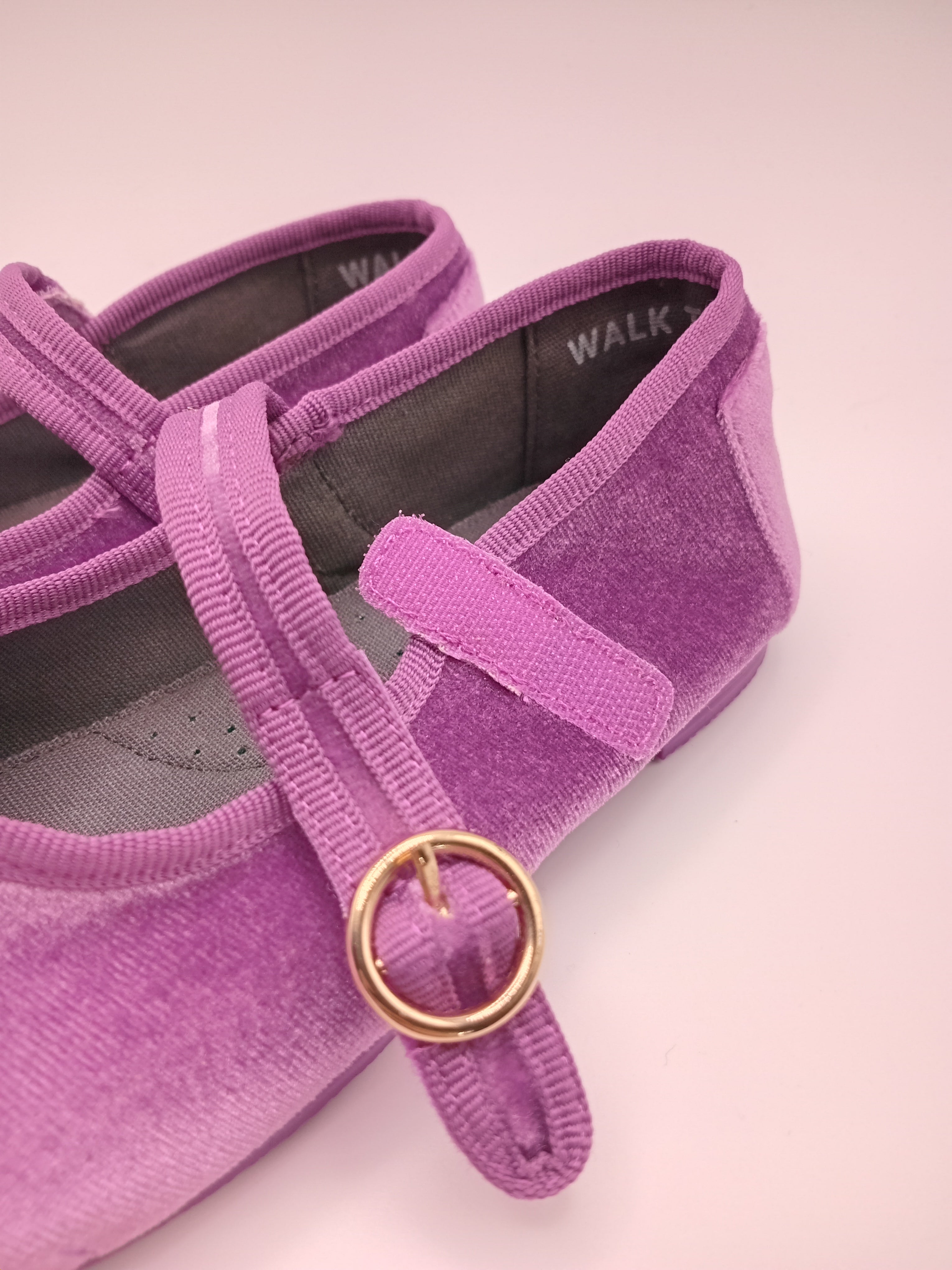 Sapatos Mary Jane Infantil Paez em Veludo Roxo; Sabrinas de Menina com Fecho de Velcro; Calçado Confortável e Elegante para Cerimónia ou Dia a Dia; Sapatilhas Clássicas Macias para Criança