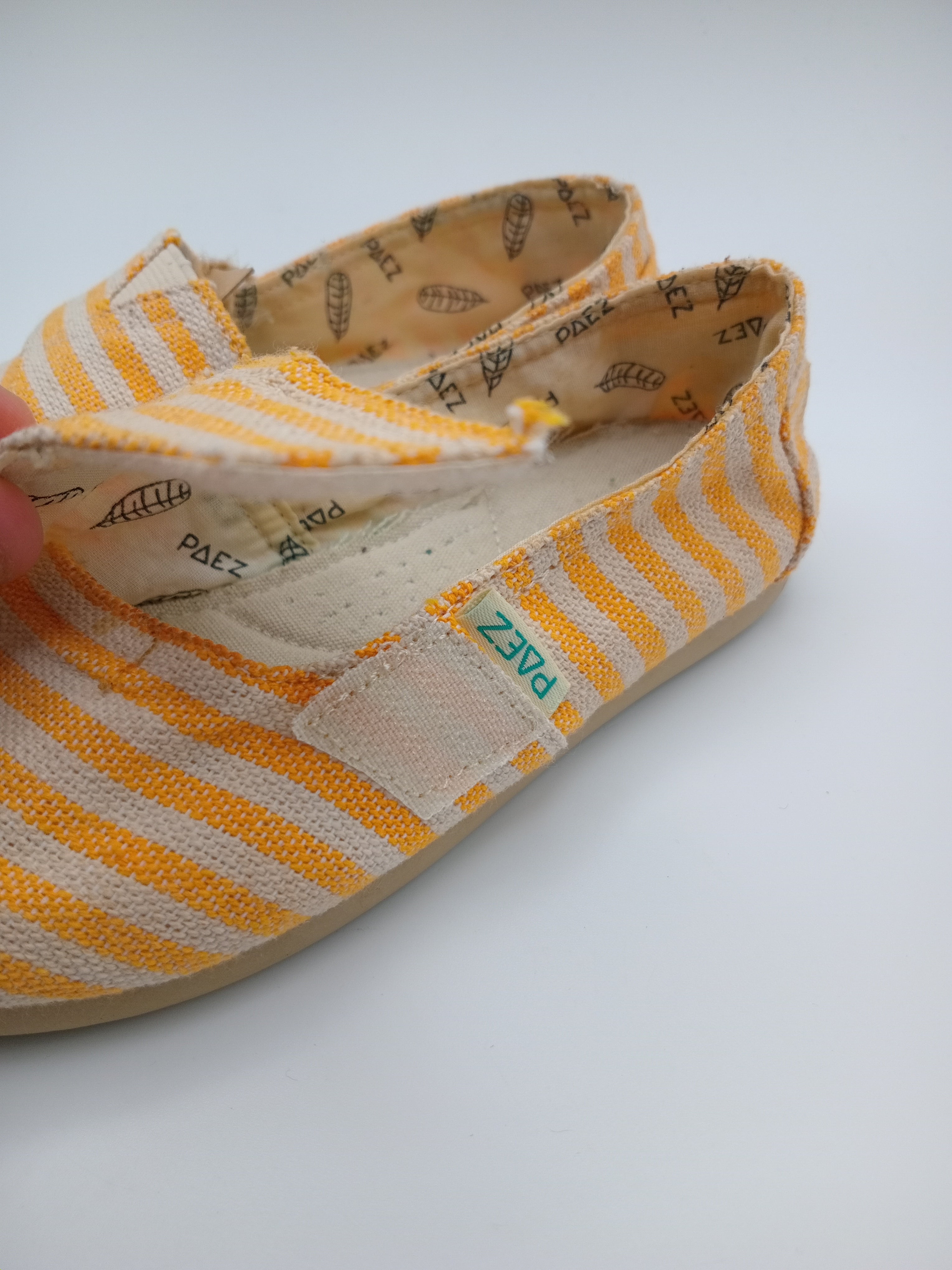 ALPARGATAS PAEZ MOSTARDA BEGE LISTRADO FECHO VELCRO