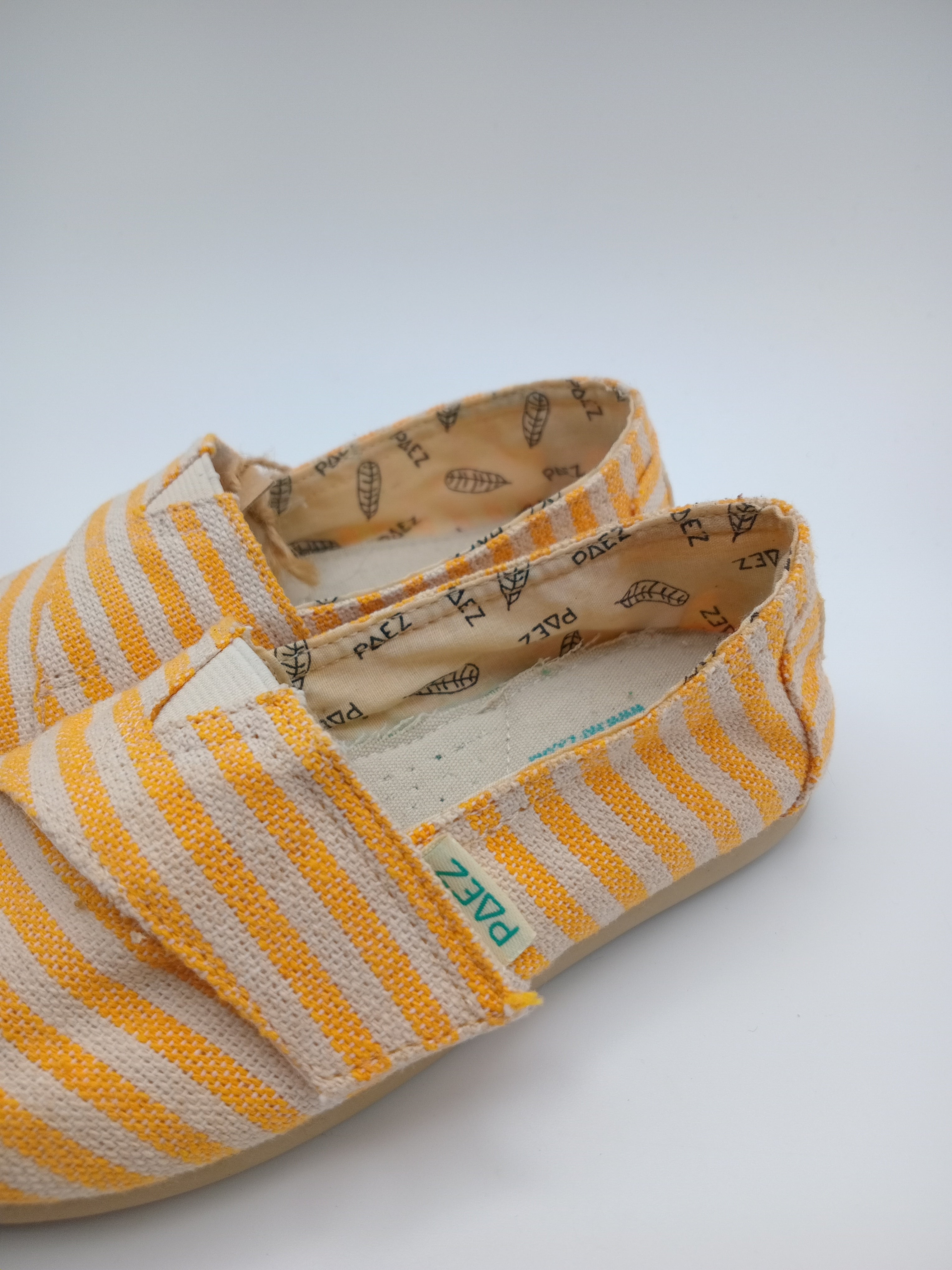 ALPARGATAS PAEZ MOSTARDA BEGE LISTRADO FECHO VELCRO