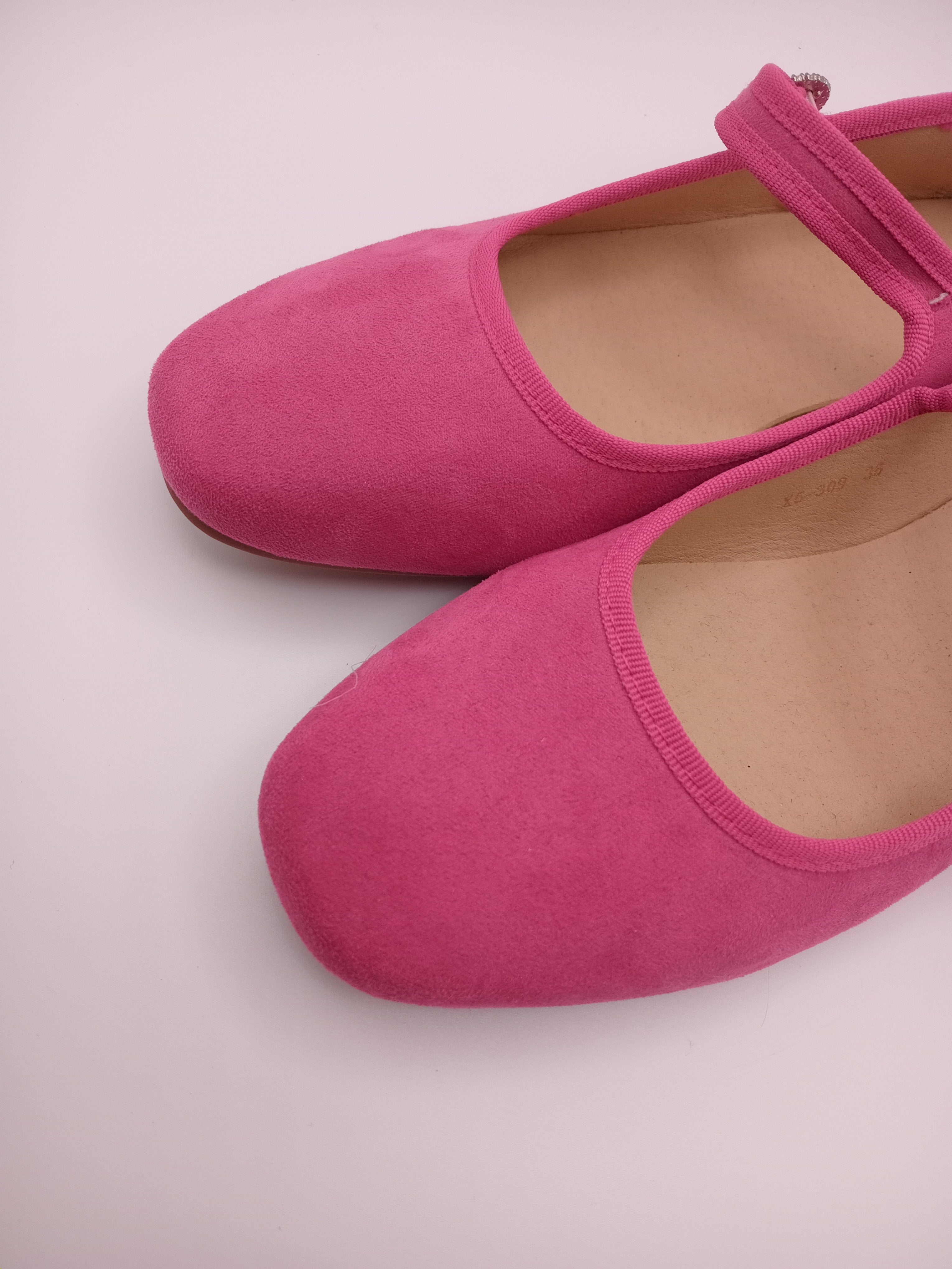 SABRINA MARY JANE CHICMUSE ROSA VELUDO FIVELA PEDRA BRILHO BICO QUADRADO