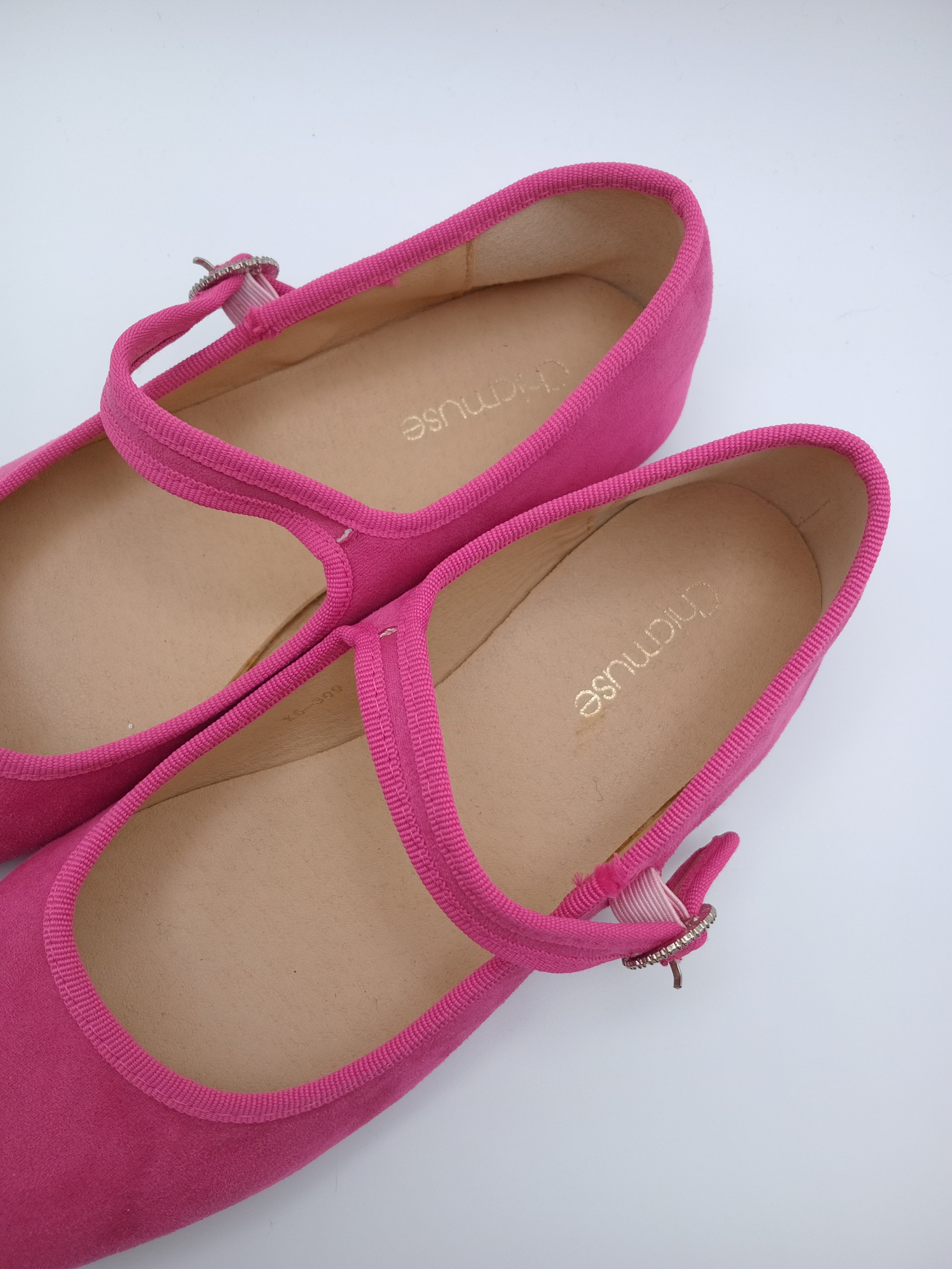 SABRINA MARY JANE CHICMUSE ROSA VELUDO FIVELA PEDRA BRILHO BICO QUADRADO