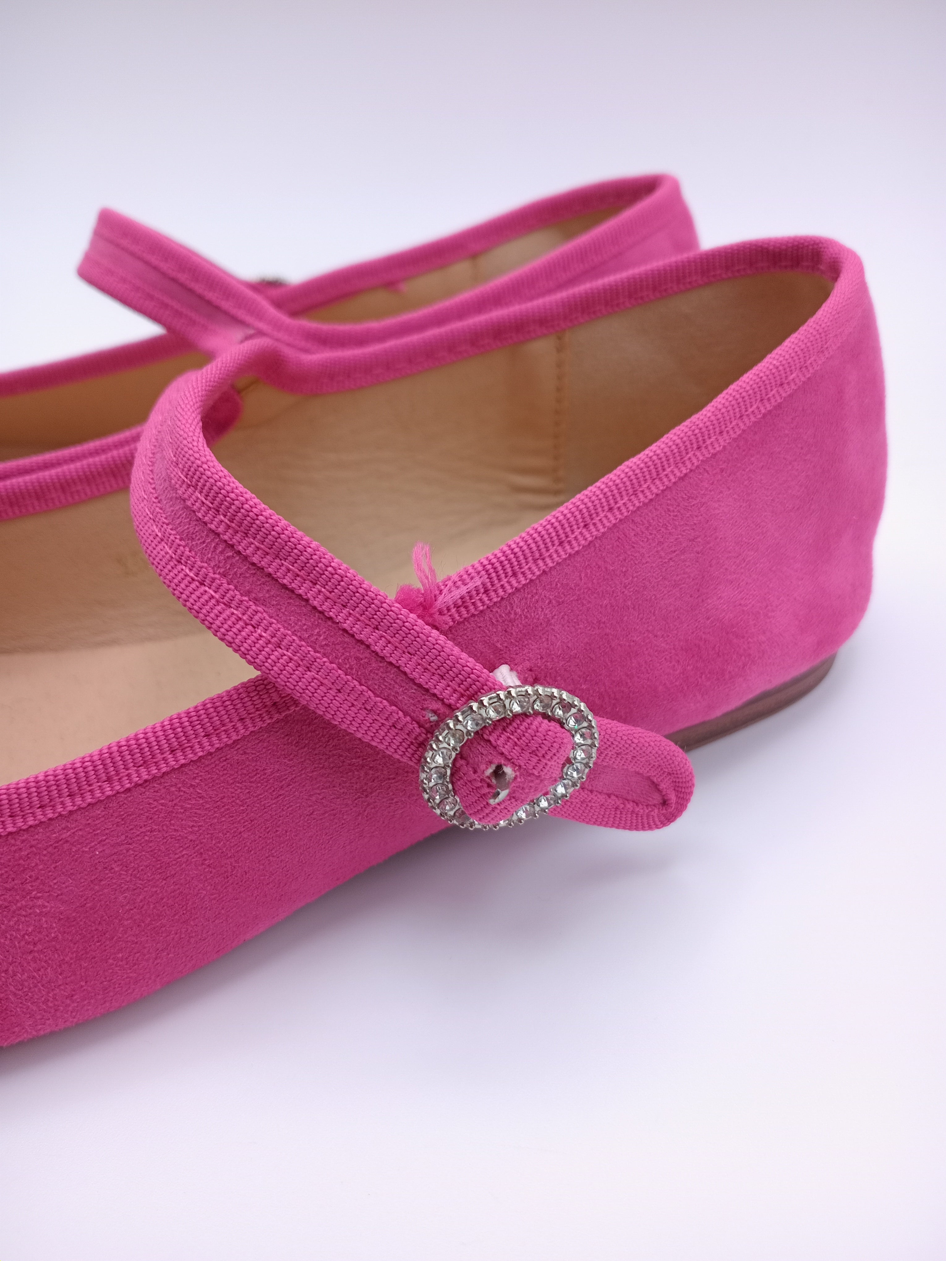 SABRINA MARY JANE CHICMUSE ROSA VELUDO FIVELA PEDRA BRILHO BICO QUADRADO