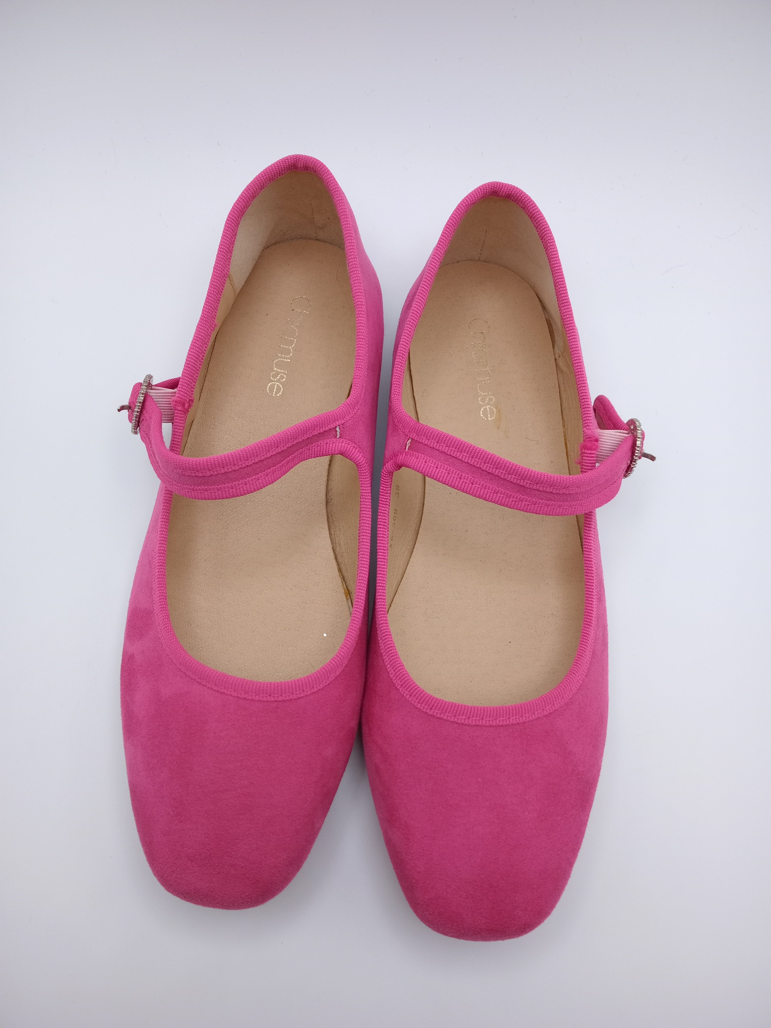 SABRINA MARY JANE CHICMUSE ROSA VELUDO FIVELA PEDRA BRILHO BICO QUADRADO