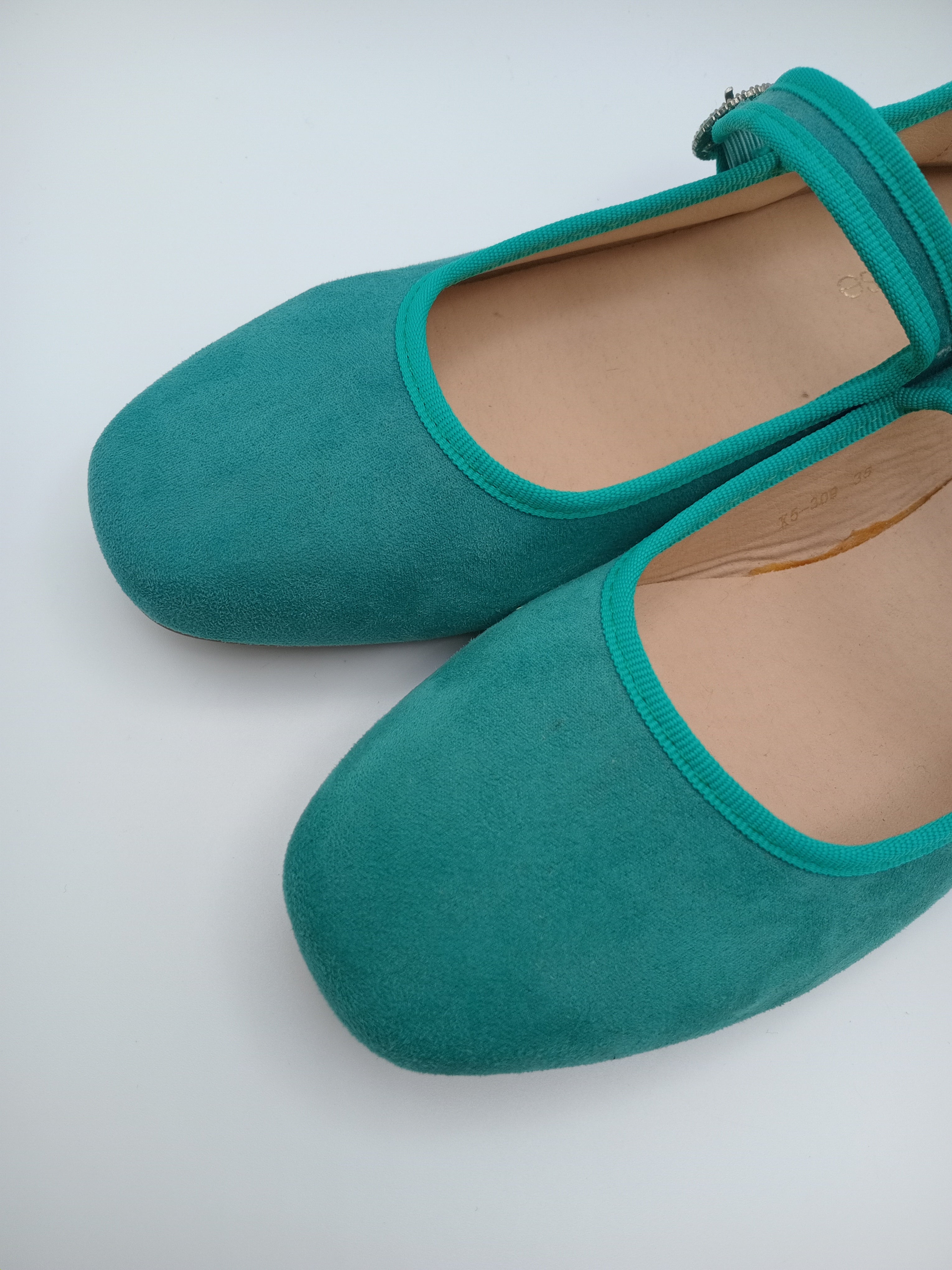 SABRINA MARY JANE CHICMUSE VERDE ÁGUA VELUDO FIVELA PEDRA BRILHO BICO QUADRADO