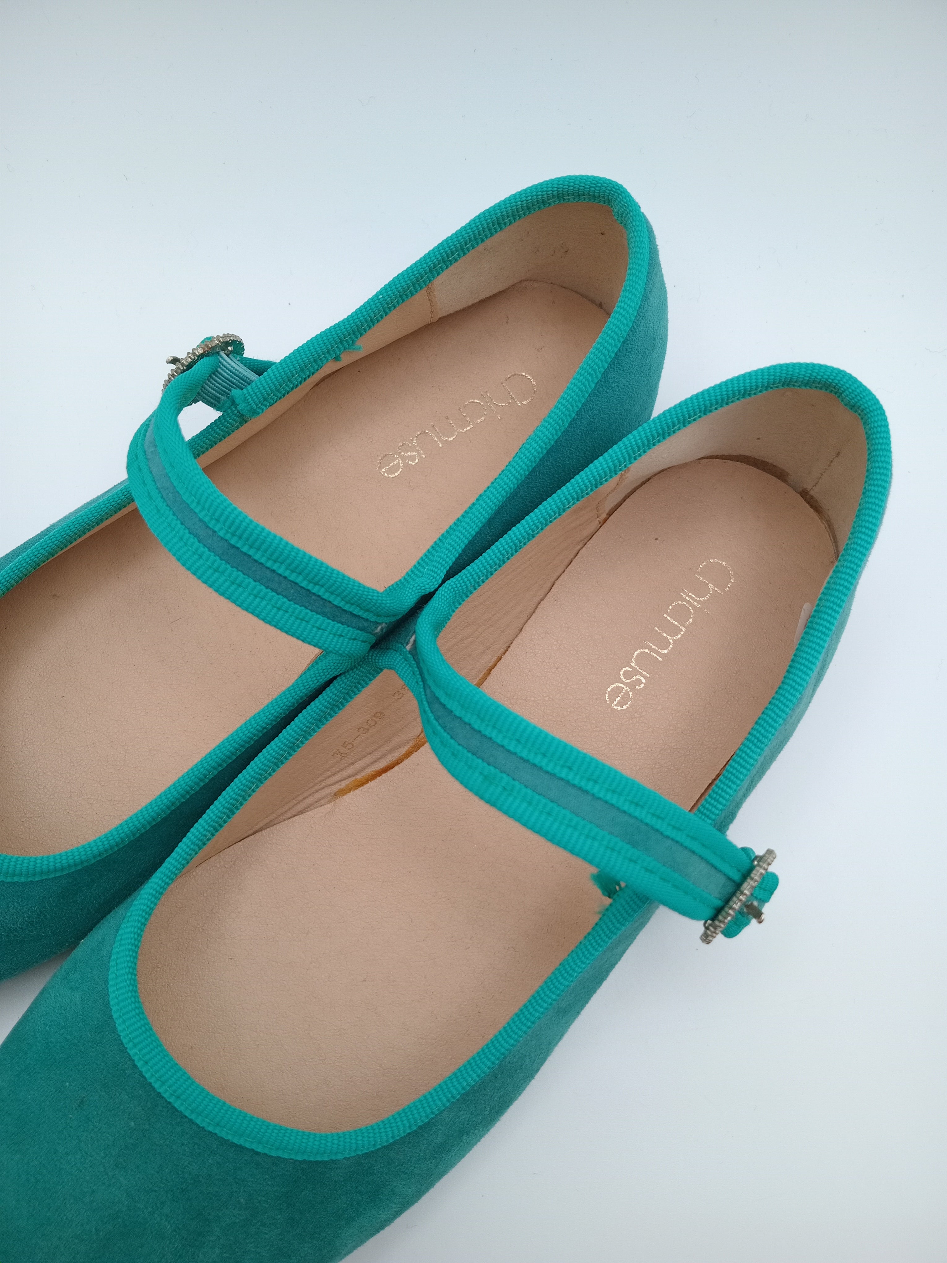 SABRINA MARY JANE CHICMUSE VERDE ÁGUA VELUDO FIVELA PEDRA BRILHO BICO QUADRADO