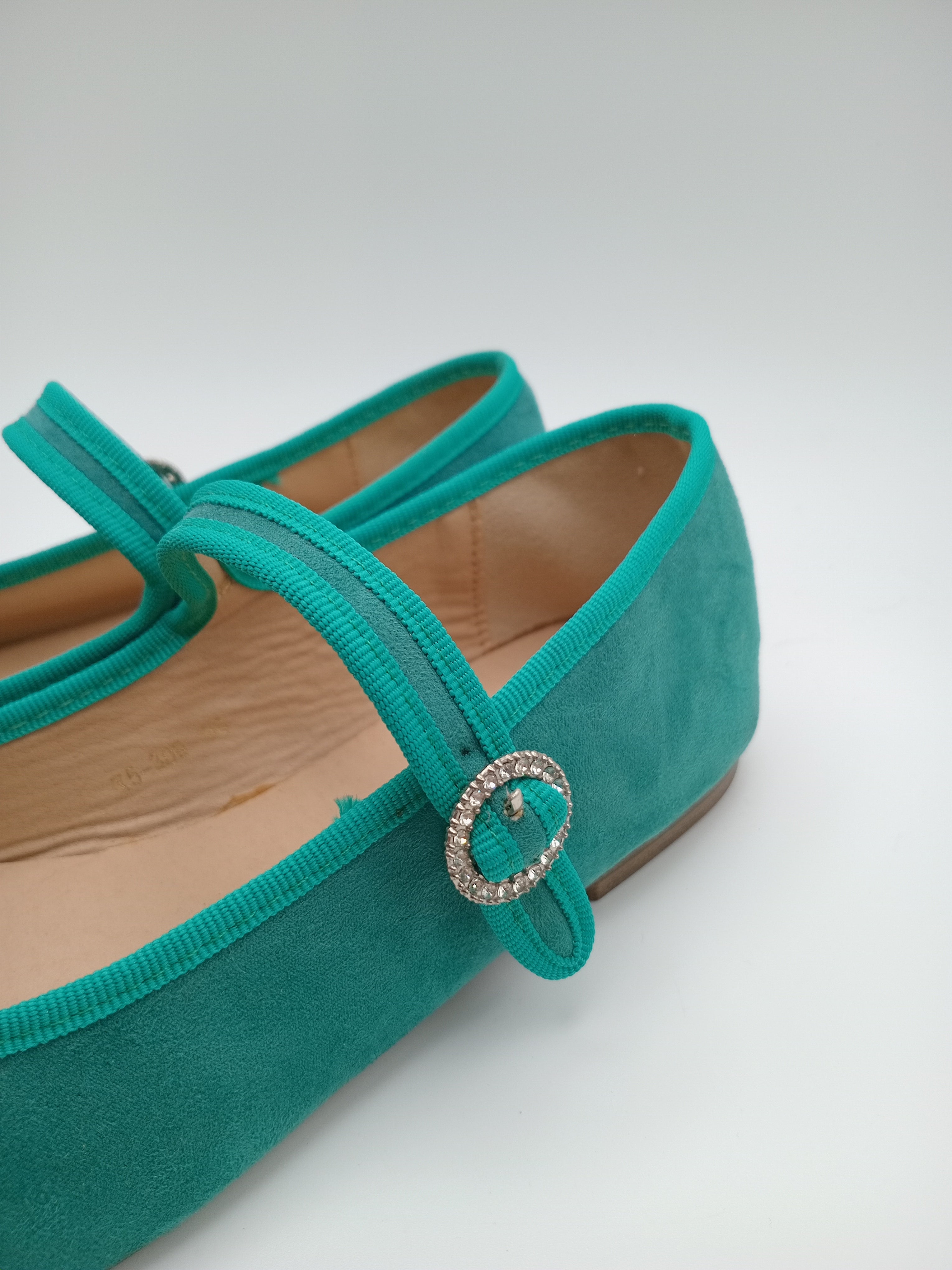 SABRINA MARY JANE CHICMUSE VERDE ÁGUA VELUDO FIVELA PEDRA BRILHO BICO QUADRADO