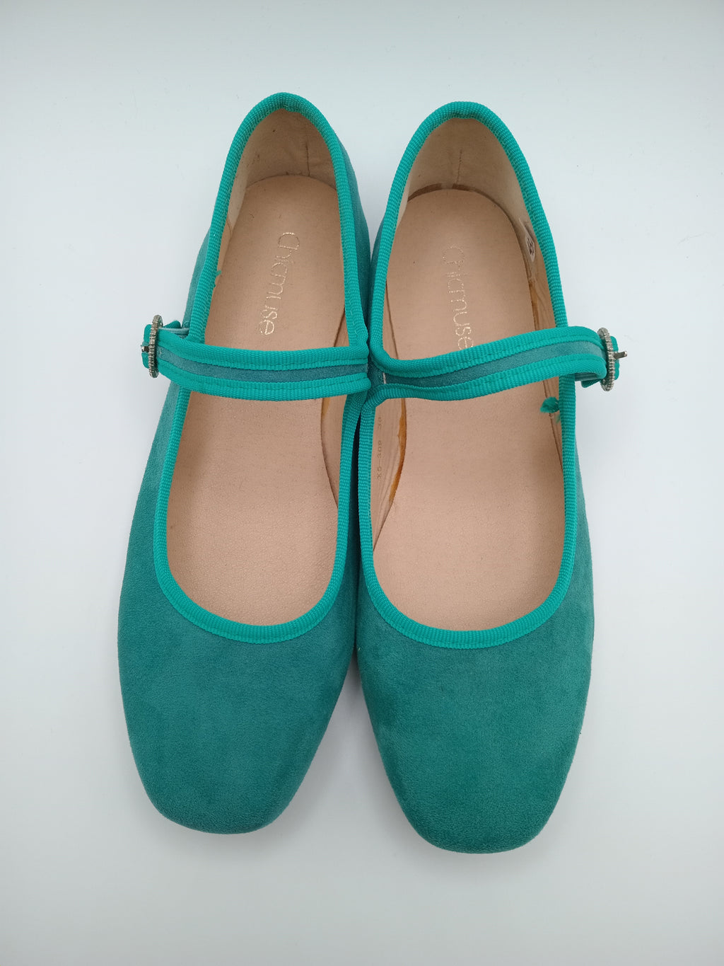 SABRINA MARY JANE CHICMUSE VERDE ÁGUA VELUDO FIVELA PEDRA BRILHO BICO QUADRADO