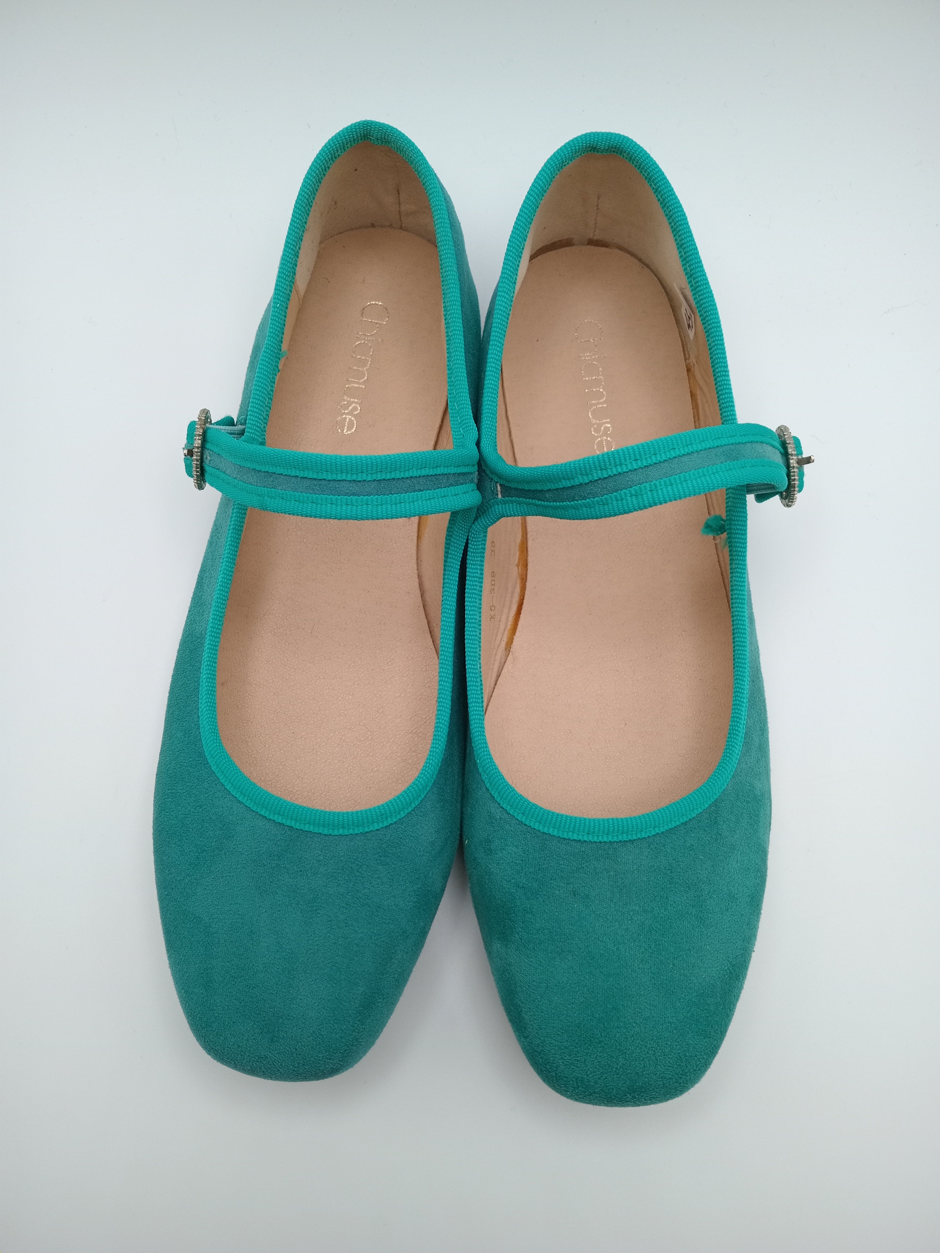 SABRINA MARY JANE CHICMUSE VERDE ÁGUA VELUDO FIVELA PEDRA BRILHO BICO QUADRADO
