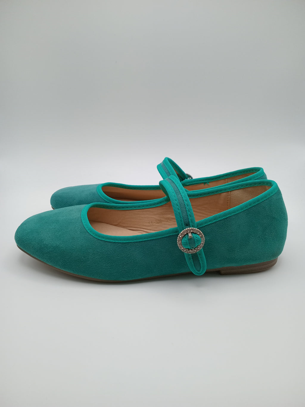 SABRINA MARY JANE CHICMUSE VERDE ÁGUA VELUDO FIVELA PEDRA BRILHO BICO QUADRADO