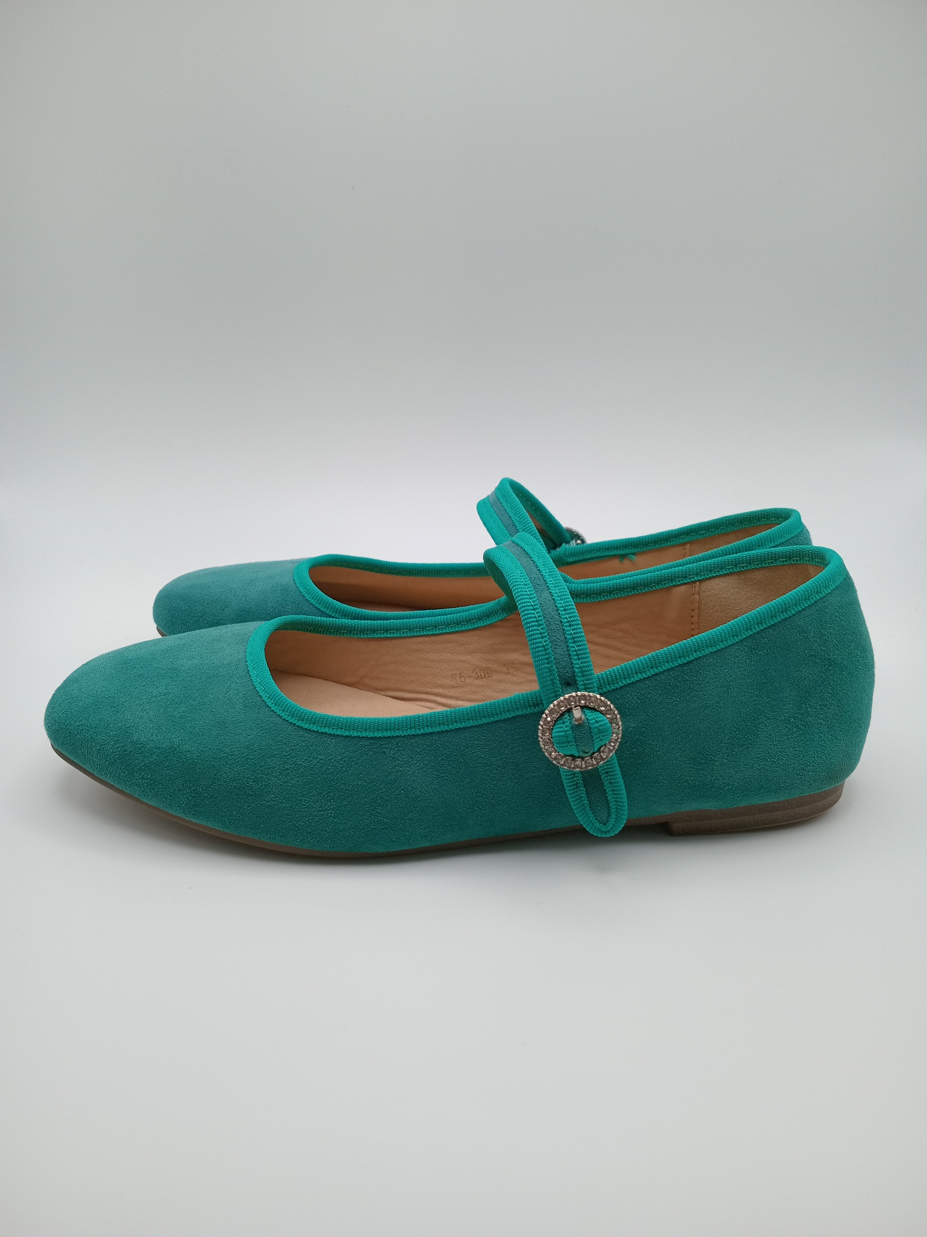 SABRINA MARY JANE CHICMUSE VERDE ÁGUA VELUDO FIVELA PEDRA BRILHO BICO QUADRADO