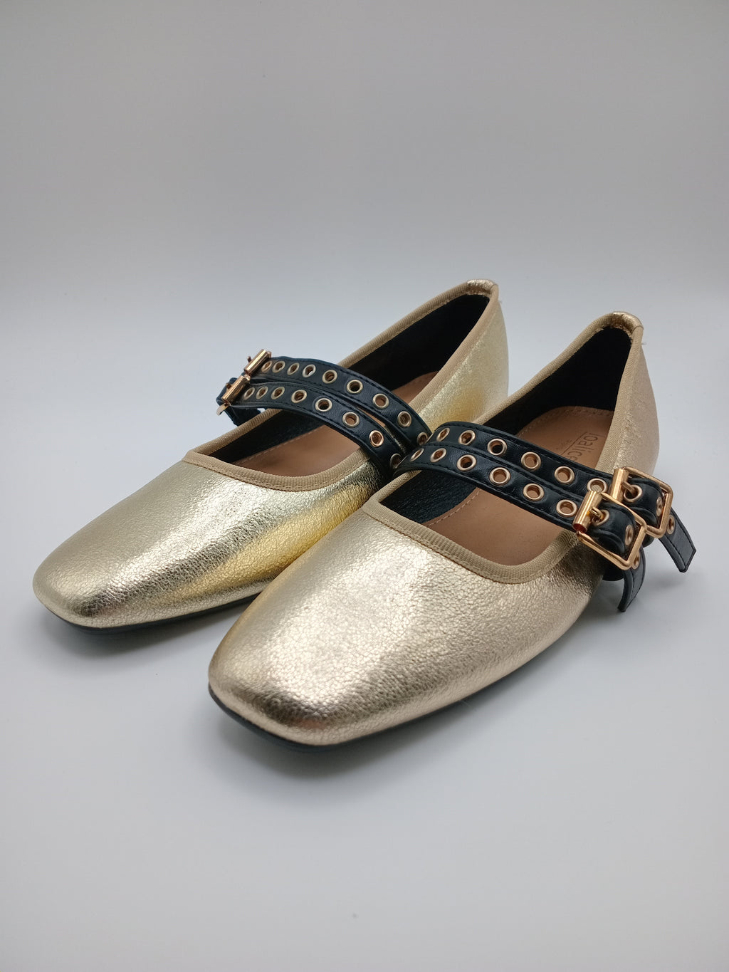 Sapatos Mary Jane Dourados Metalizados Joa com Tiras Duplas Pretas e Fivela; Sabrinas Elegantes de Ponta Quadrada para Senhora.