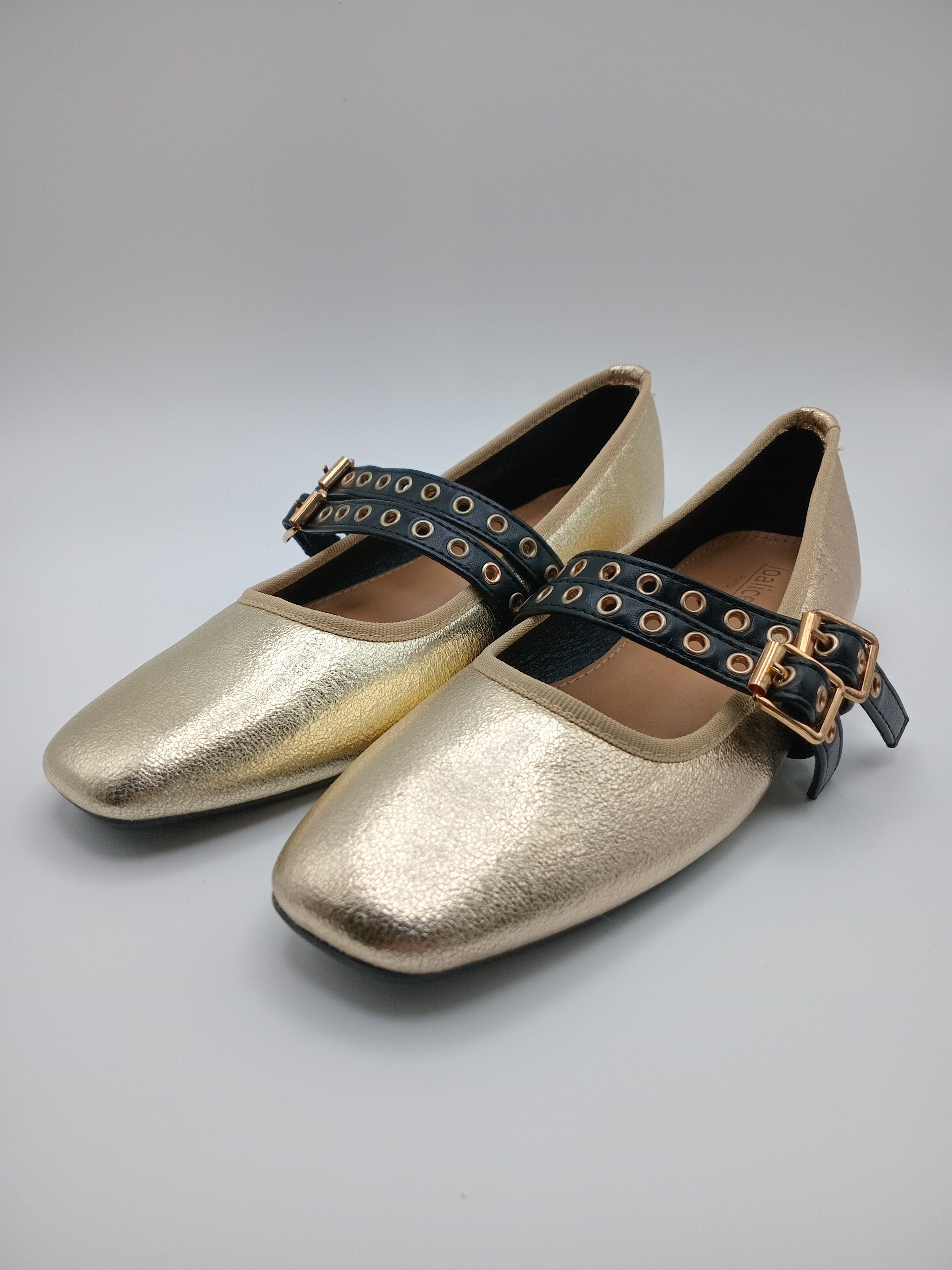 Sapatos Mary Jane Dourados Metalizados Joa com Tiras Duplas Pretas e Fivela; Sabrinas Elegantes de Ponta Quadrada para Senhora.