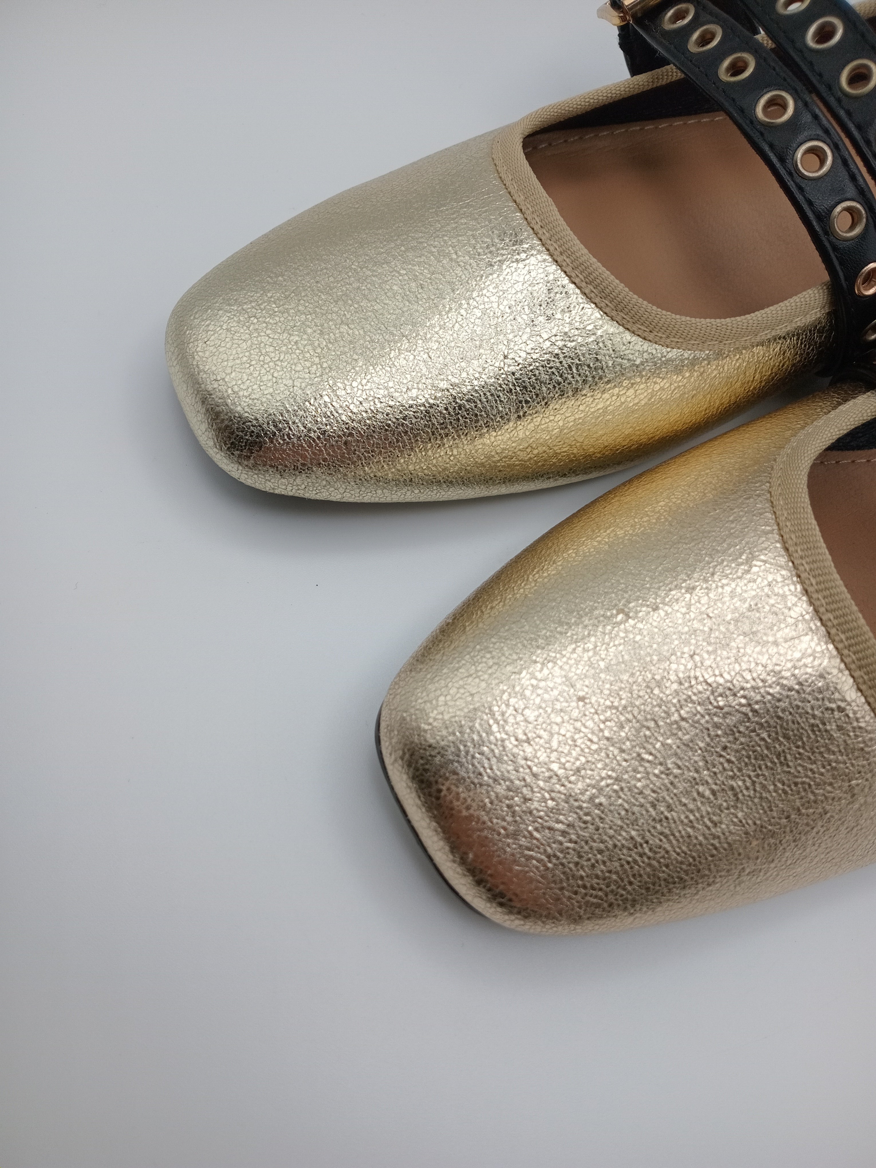 Sapatos Mary Jane Dourados Metalizados Joa com Tiras Duplas Pretas e Fivela; Sabrinas Elegantes de Ponta Quadrada para Senhora.