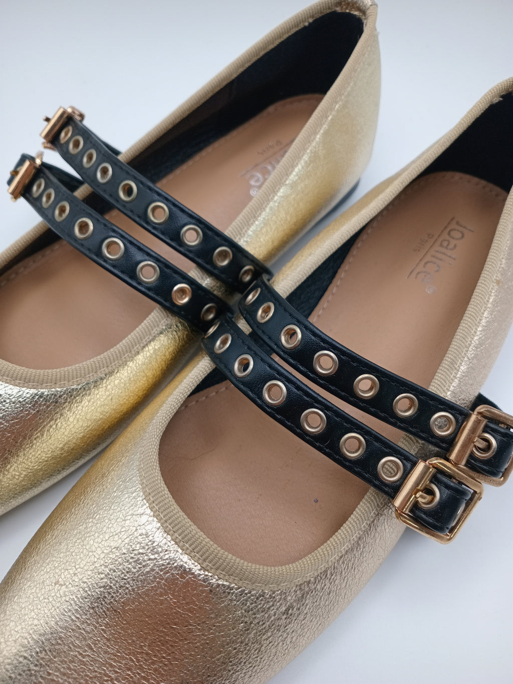 Sapatos Mary Jane Dourados Metalizados Joa com Tiras Duplas Pretas e Fivela; Sabrinas Elegantes de Ponta Quadrada para Senhora.
