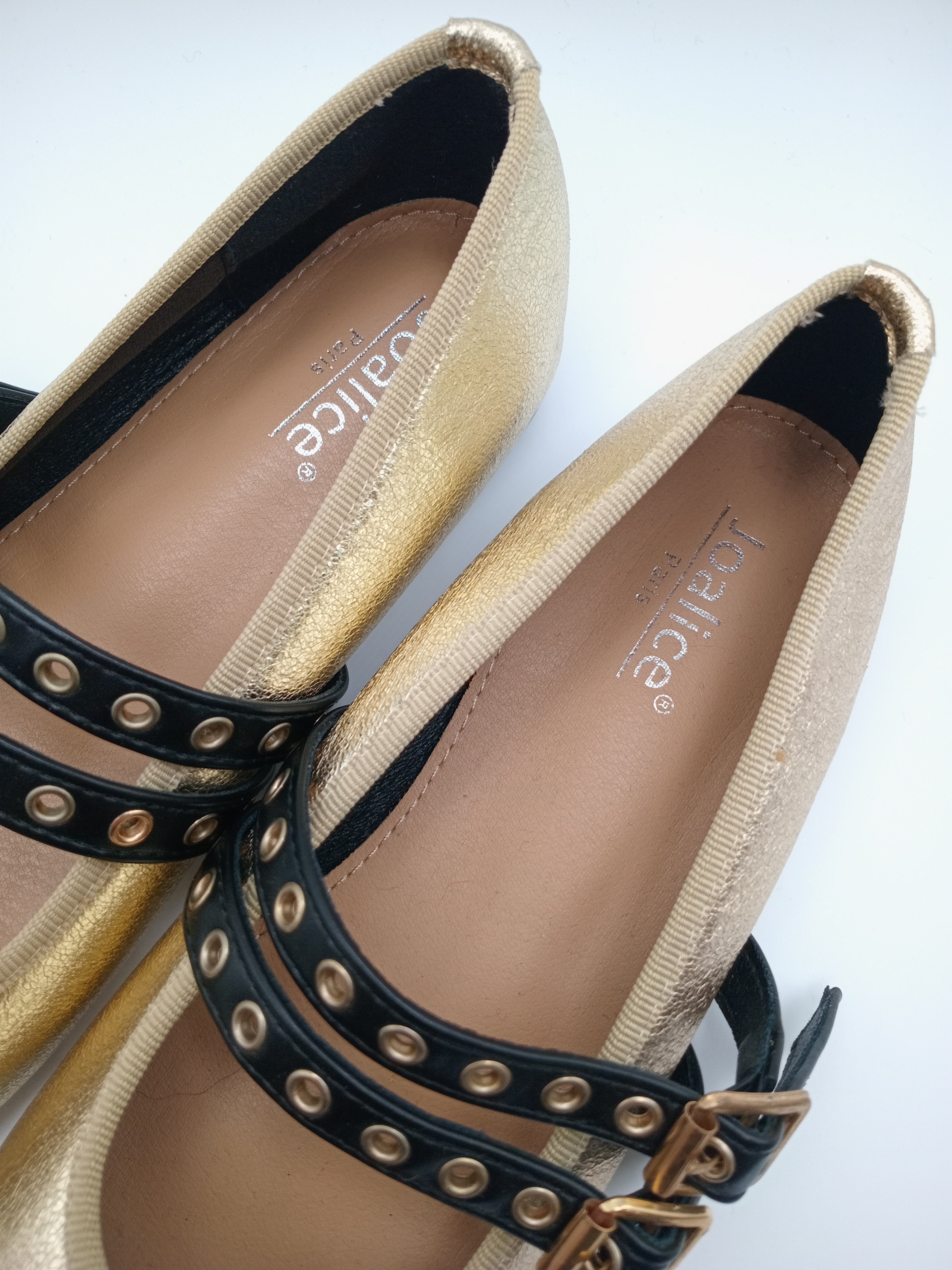Sapatos Mary Jane Dourados Metalizados Joa com Tiras Duplas Pretas e Fivela; Sabrinas Elegantes de Ponta Quadrada para Senhora.