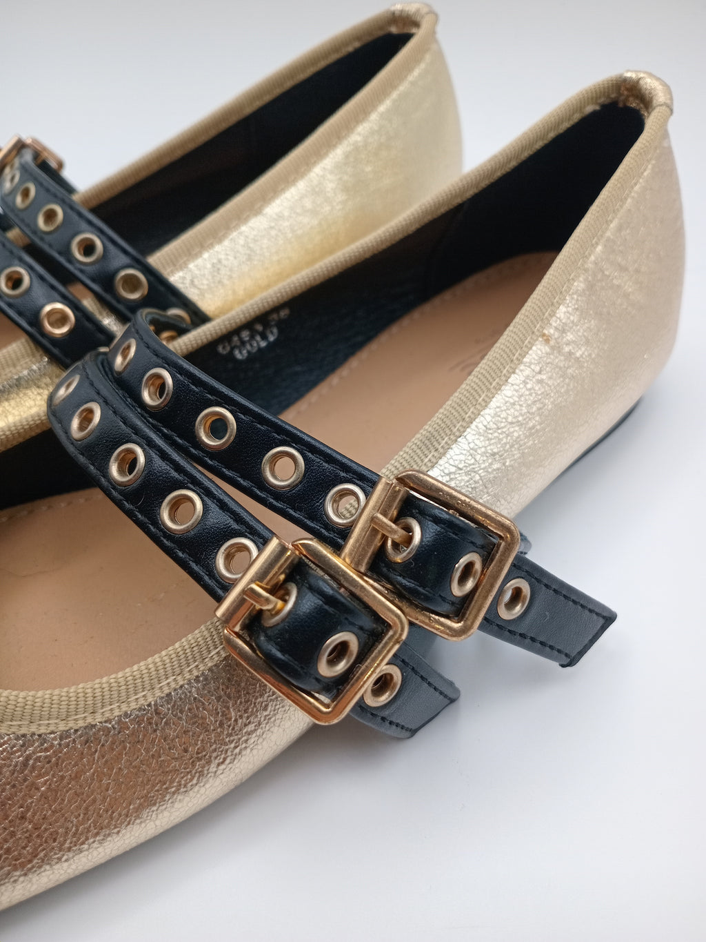 Sapatos Mary Jane Dourados Metalizados Joa com Tiras Duplas Pretas e Fivela; Sabrinas Elegantes de Ponta Quadrada para Senhora.