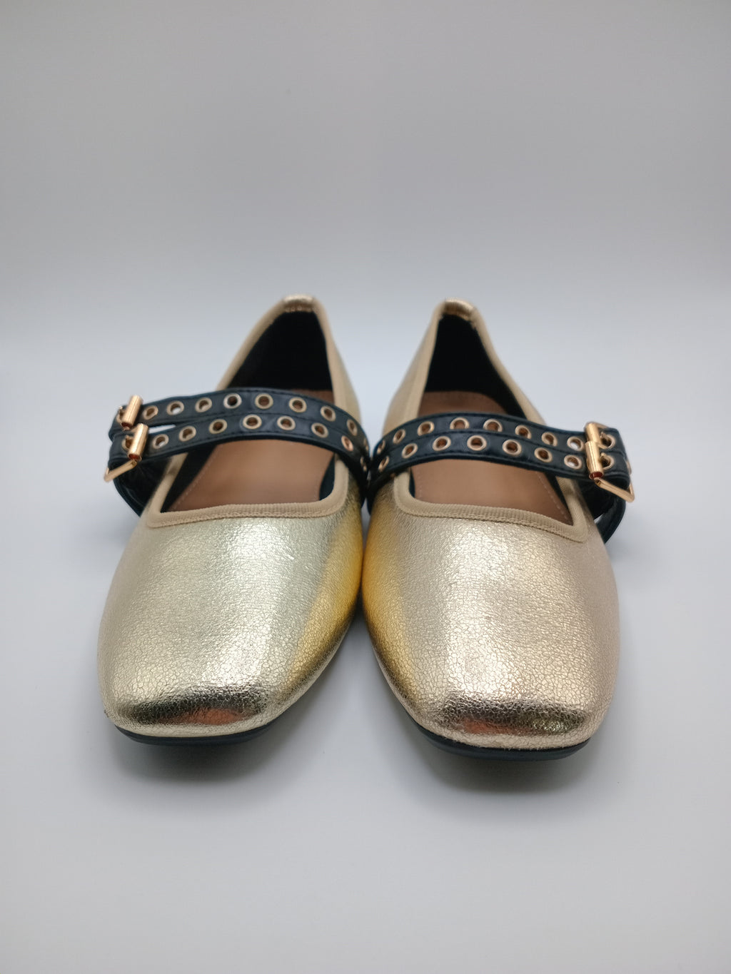 Sapatos Mary Jane Dourados Metalizados Joa com Tiras Duplas Pretas e Fivela; Sabrinas Elegantes de Ponta Quadrada para Senhora.